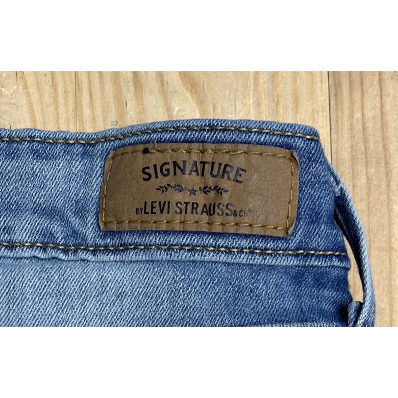 Levi's Signature Womens Shorts 6/28 Blue Modern Skinny Distressed