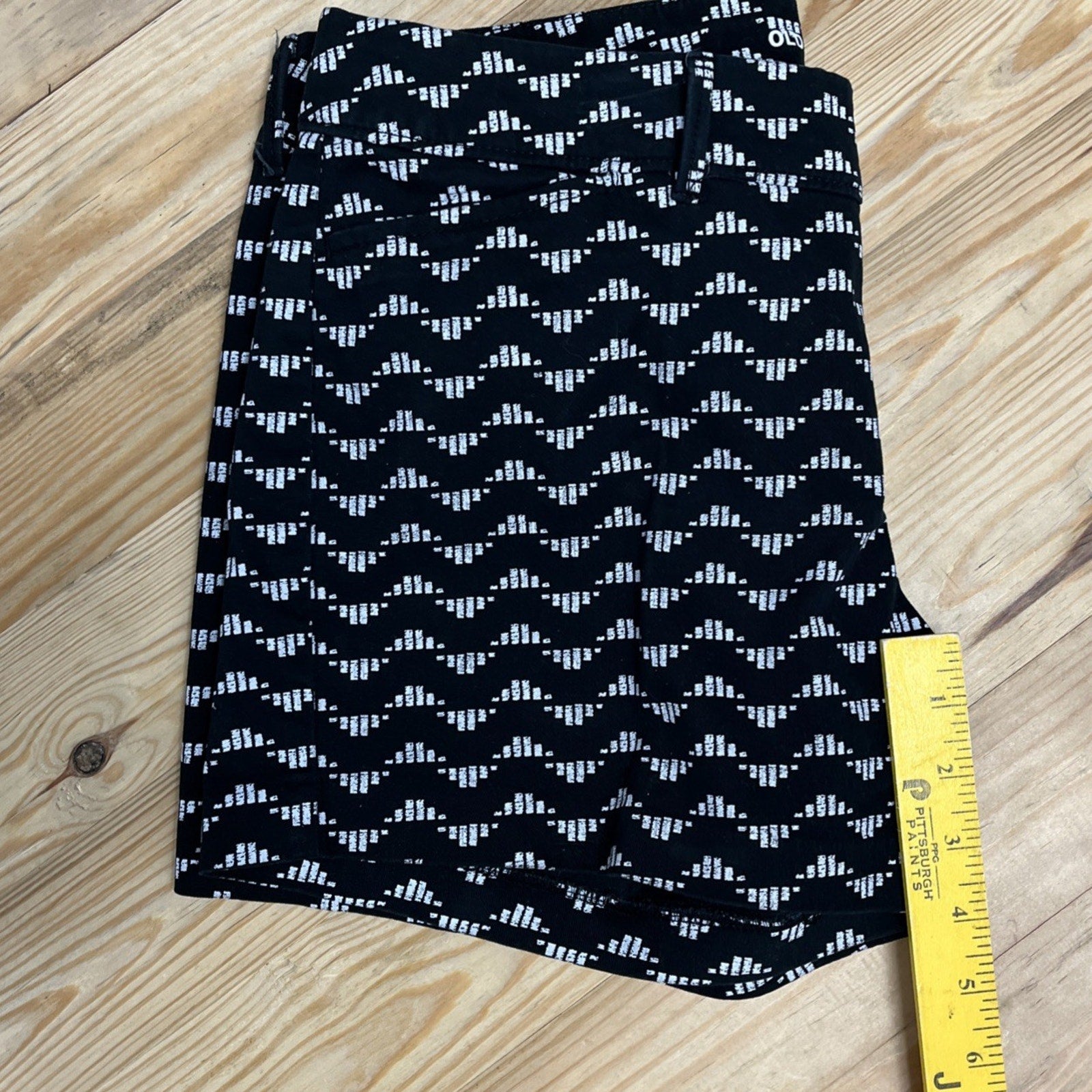 Old Navy Black White Geometric Print Pixie Shorts Sz 6