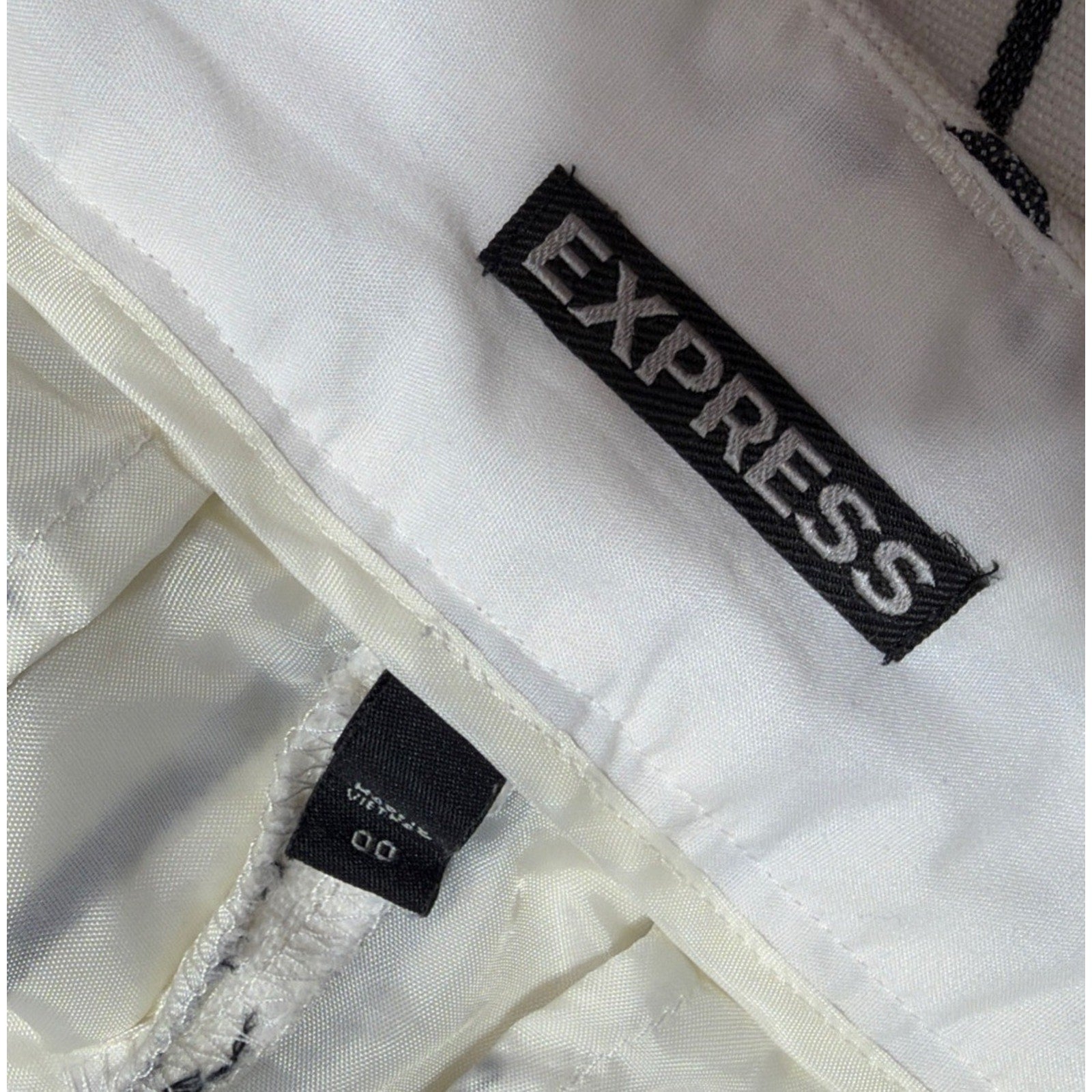 EXPRESS Shorts Ivory Stripe Linen Blend MIDI Mid Rise 28”