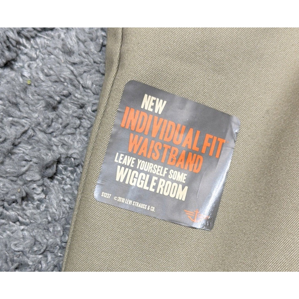 New! Dockers D3 Classic Fit Iron Free Mens Pants Khaki Pleated Front 42x30