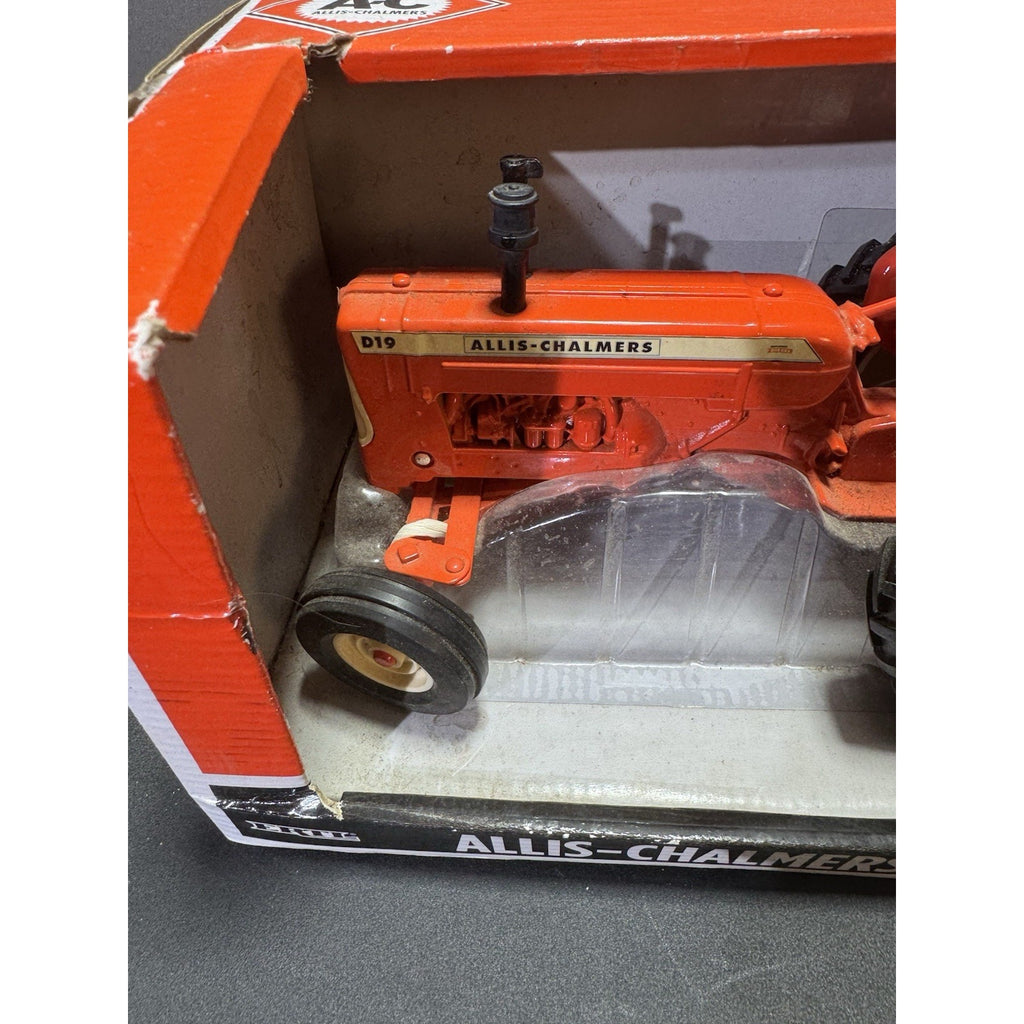 ERTL Allis Chalmers D19 Tractor 1:16 Diecast Model 16311 Orange w/ Box