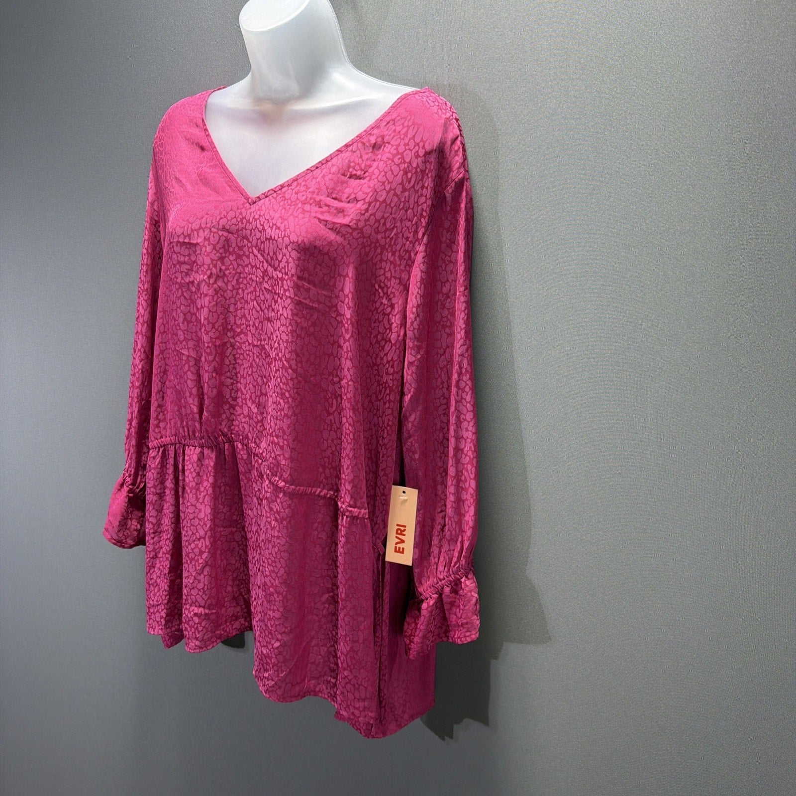 Evri Womens Plus sz 2X Top Pink Leopard Print Fitted Cinch Waist V Neck NWT