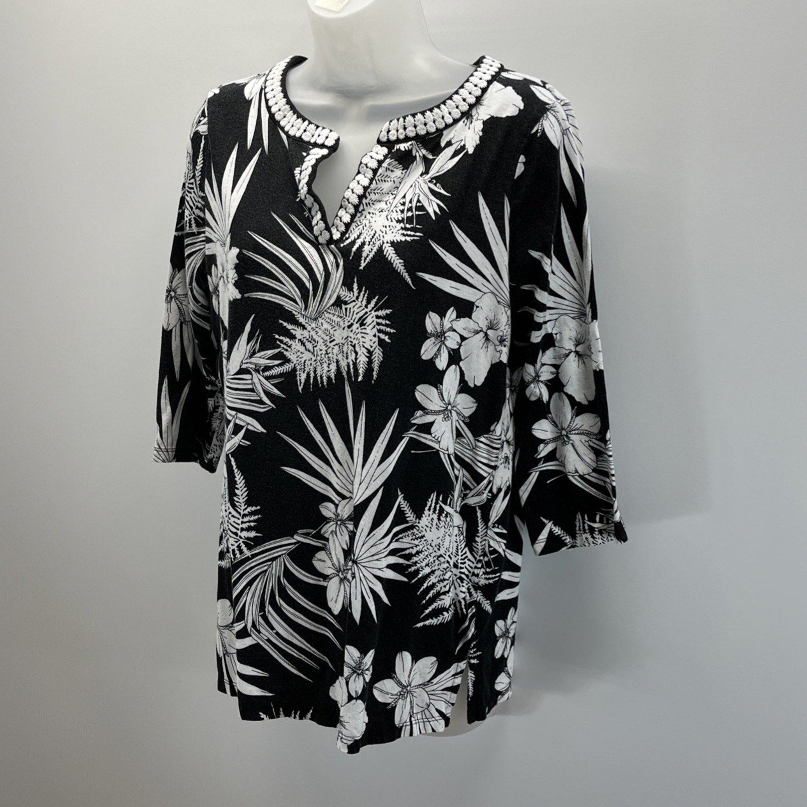 TALBOTS Black & White Floral Embroidered 3/4 Sleeve Tunic Top Size Small