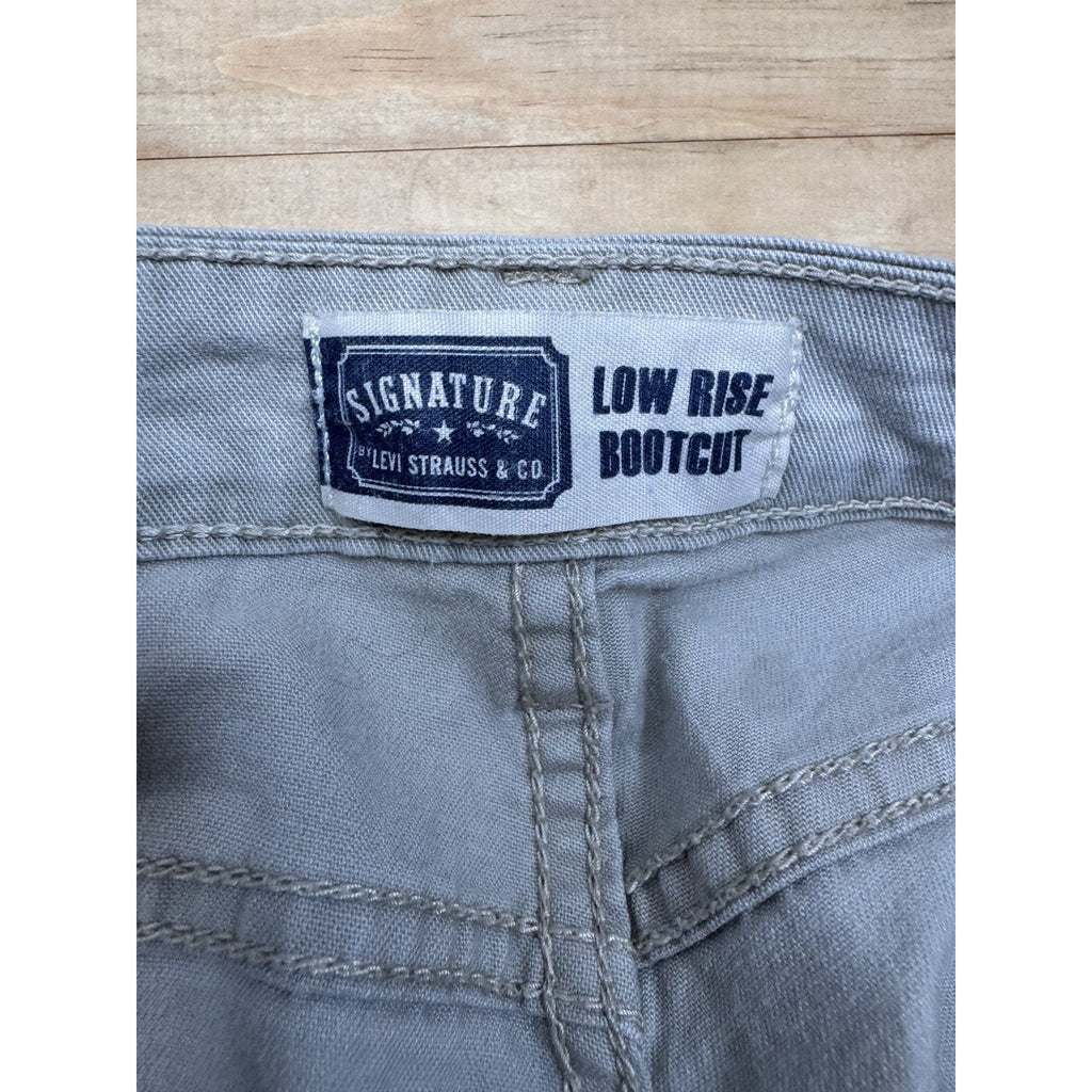 Levis Signature Jeans Low Rise Boot Cut sz Misses 10 Short Beige Stretch Denim