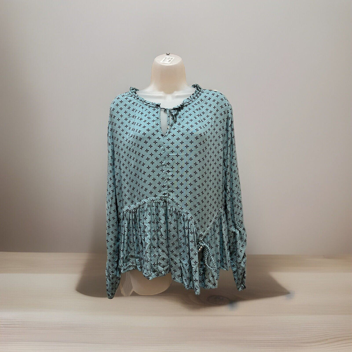 Time And Tru Green Purple Geo Women's Size Medium Ruffled Bottom Flutter Sleeve