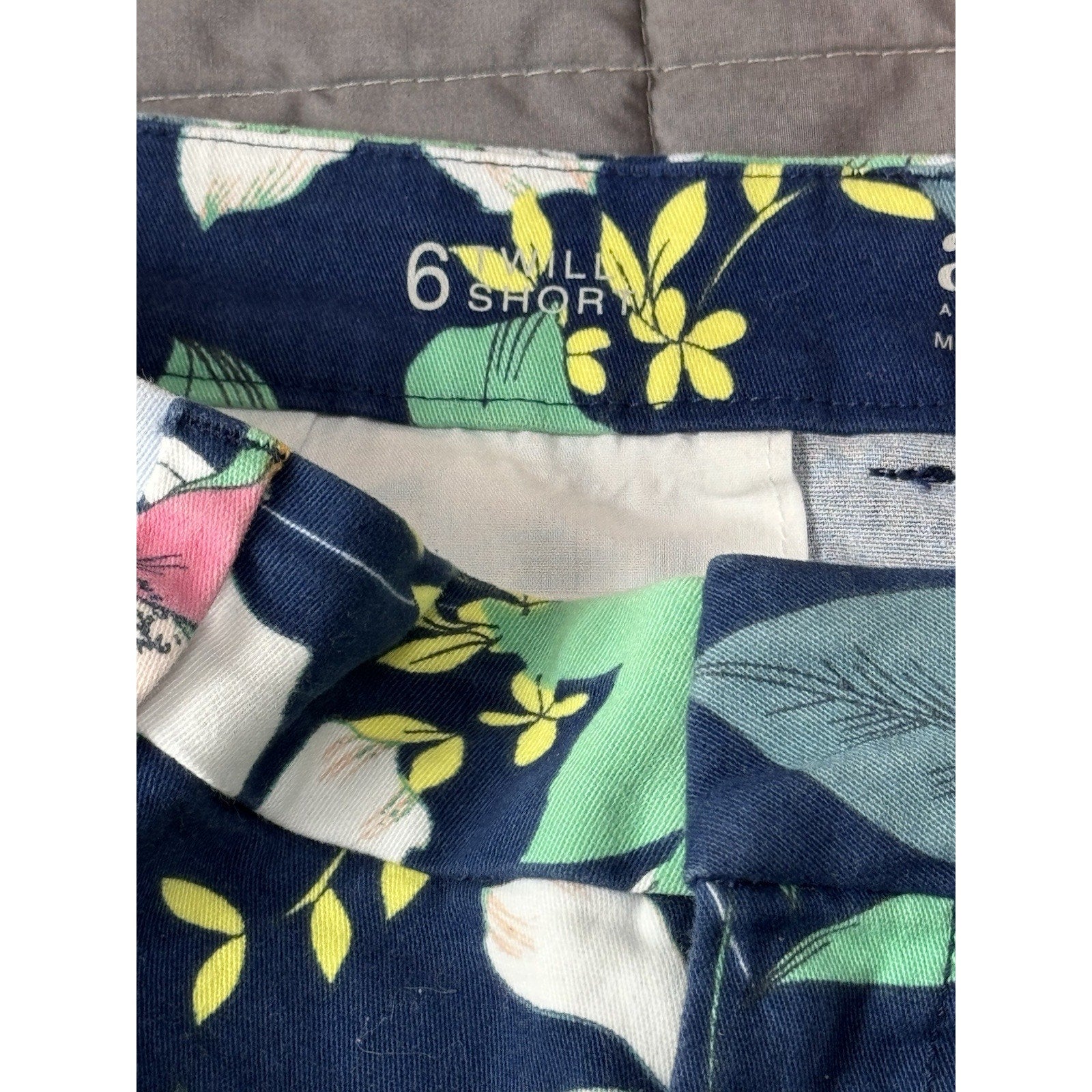 A.N.A Shorts Women's Size 6 Blue Floral Print Twill Mid Rise Mid Length Casual