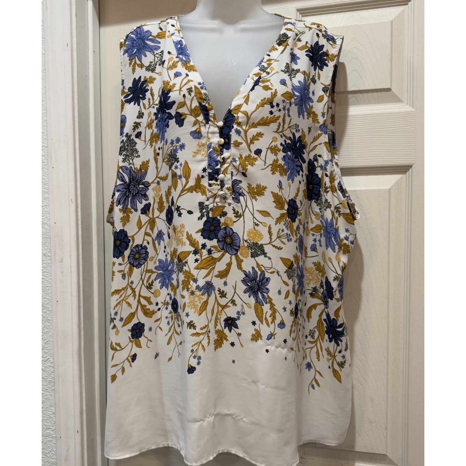 Maurices Women's Sleeveless Button Front Floral V-Neck Blouse Top Sz 4 Blue