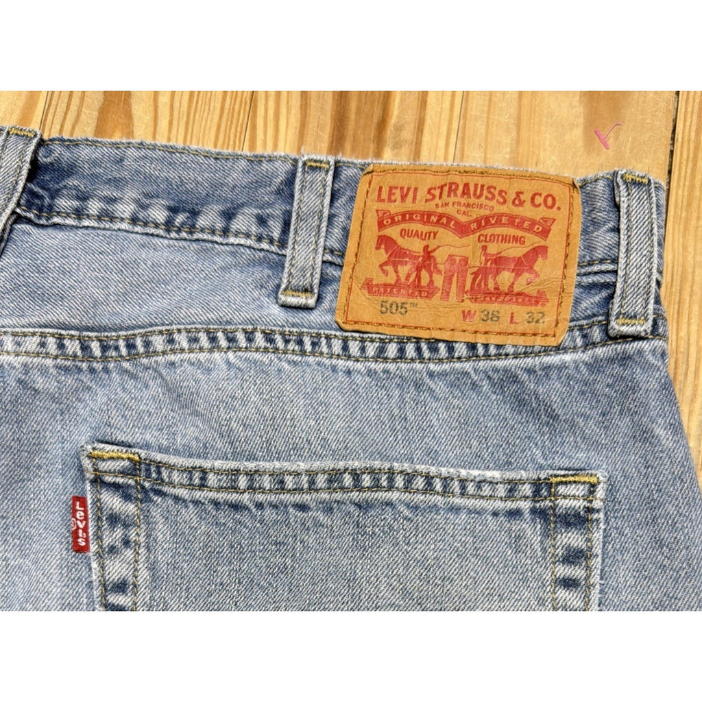 Denim Jeans Levis 505 Straight Leg Light Wash Size 38x32 Measures 38x29