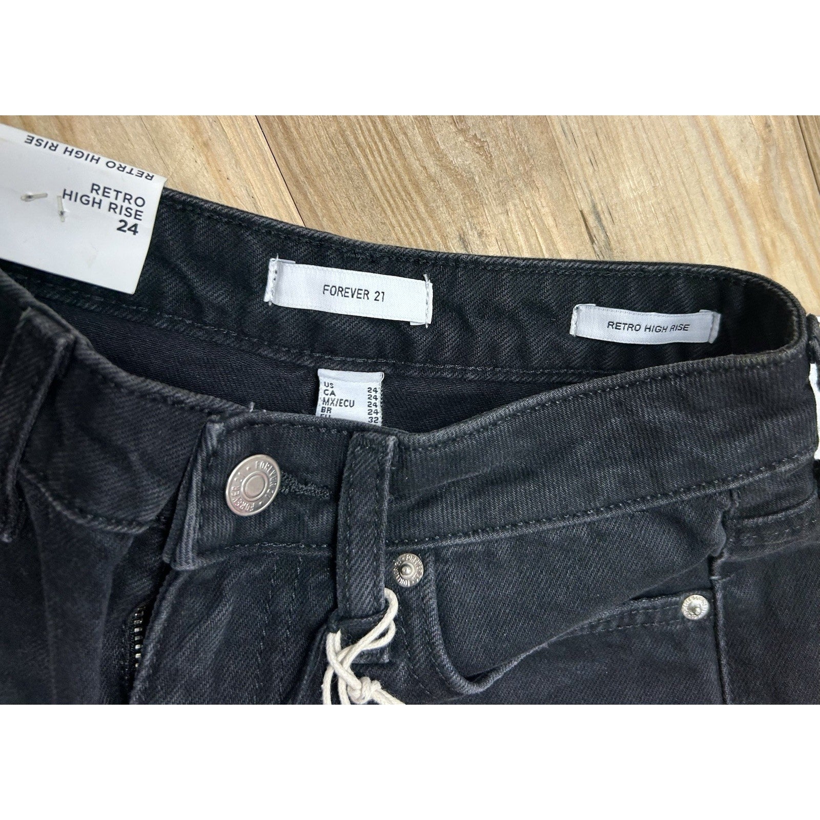 FOREVER 21 Retro high rise slightly relaxed Womens shorts size 24 New With Tags.