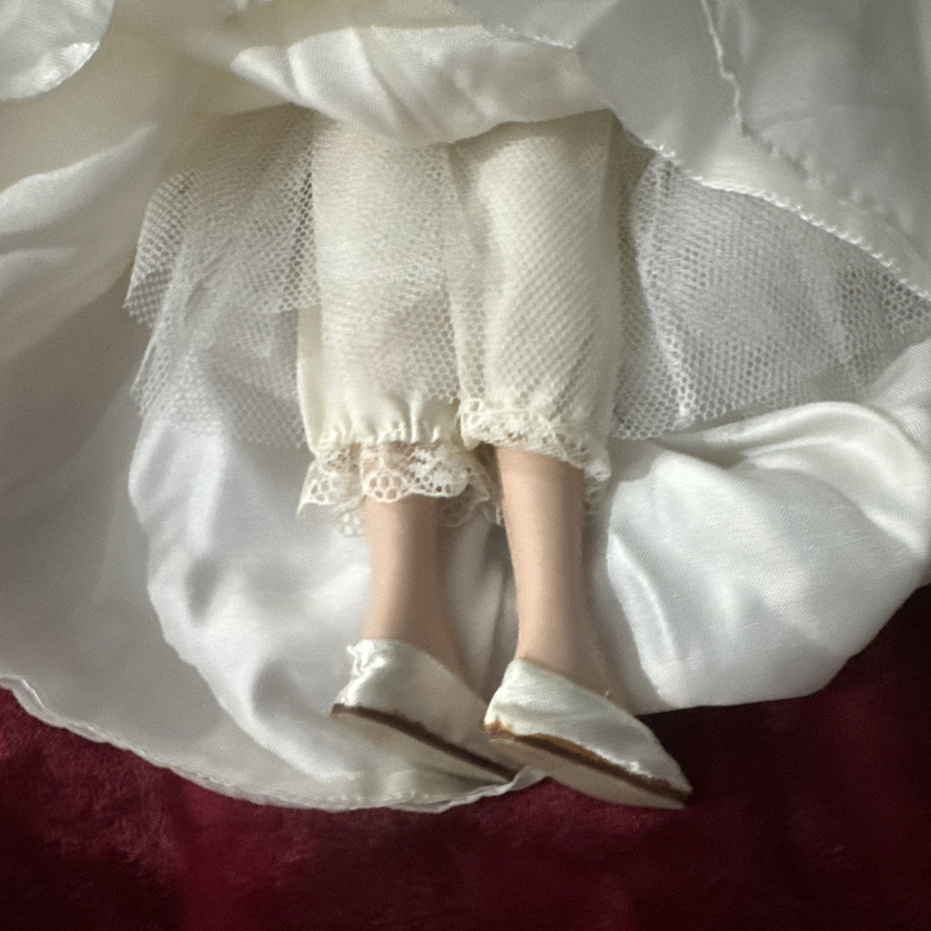 Avon 2000 Porcelain Bride Doll 18” White Wedding Gown Blonde Blue Eyes Vintage