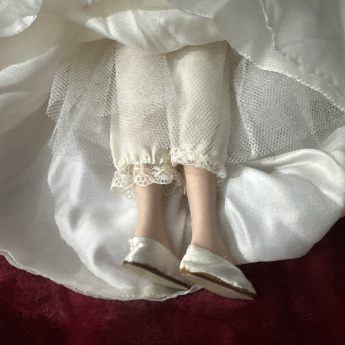 Avon 2000 Porcelain Bride Doll 18” White Wedding Gown Blonde Blue Eyes Vintage