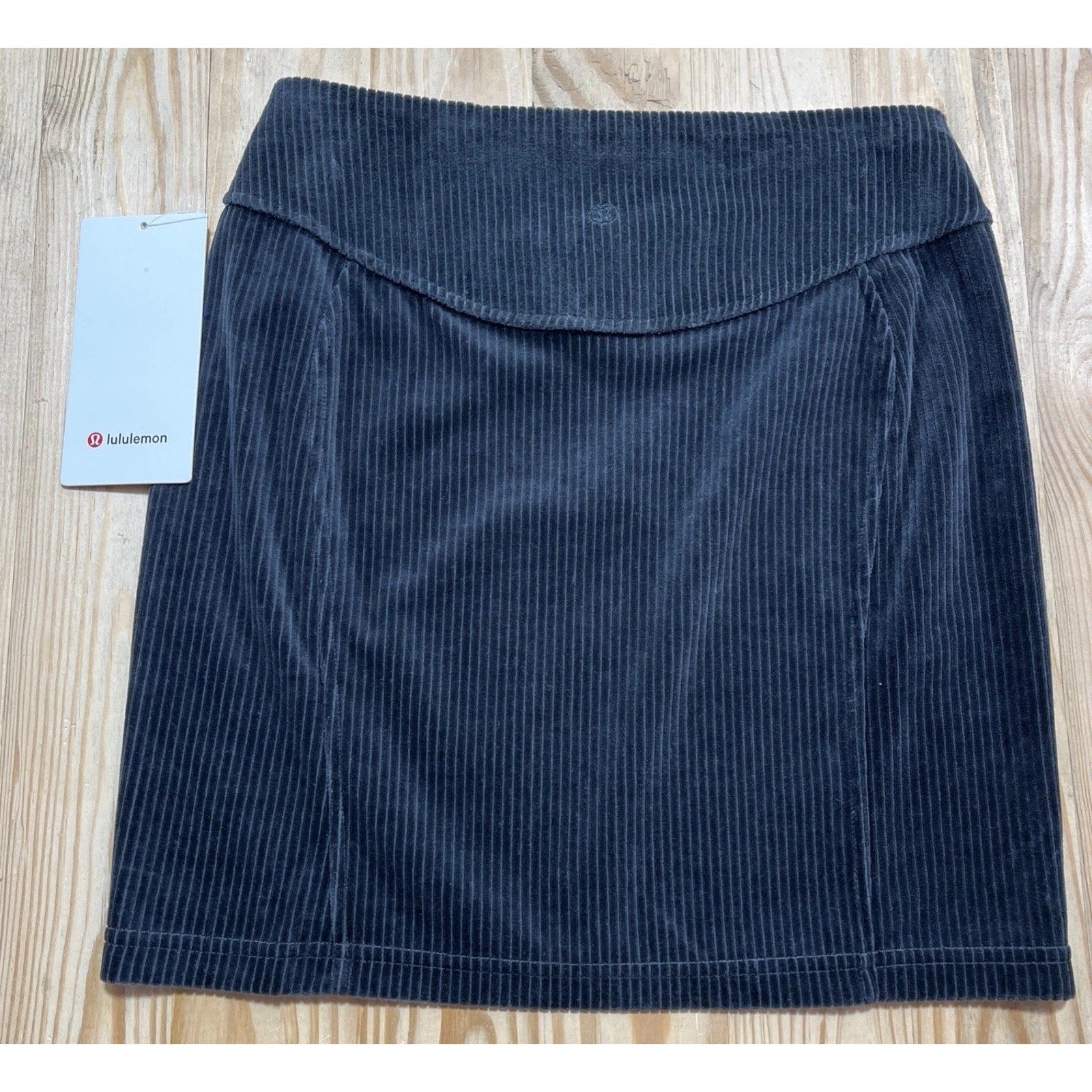 Lululemon Scuba Mid-Rise Mini Skirt Velvet Cord Black Women's Size 4 NWT