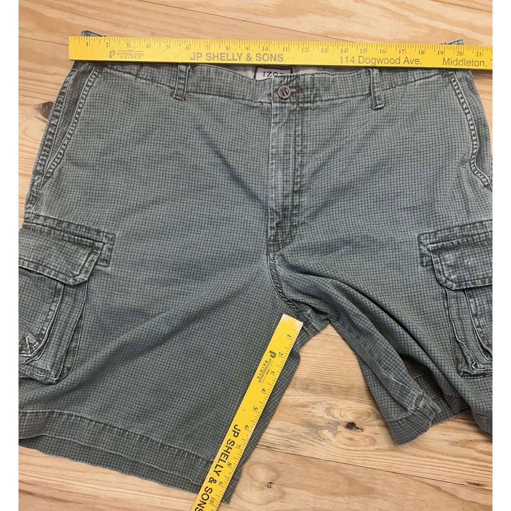 Men's Izod Green plaid 100% Cotton cargo shorts size 40.