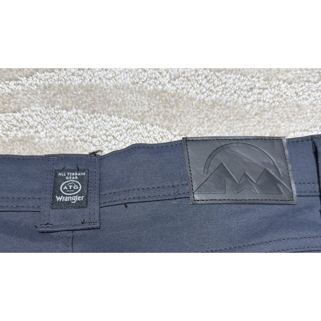 New Wrangler All Terrain Gear (ATG) men's cargo pants Straight Fit 32x32 NWT