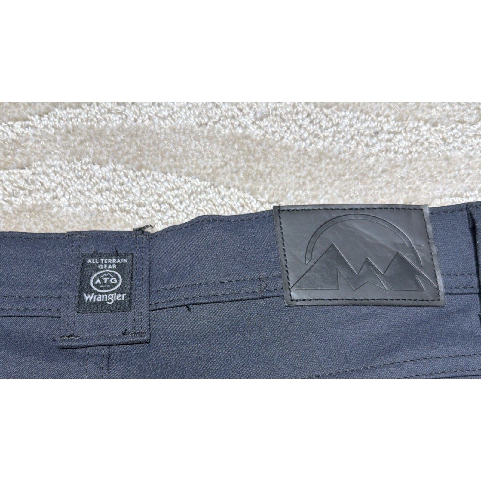 New Wrangler All Terrain Gear (ATG) men's cargo pants Straight Fit 32x32 NWT
