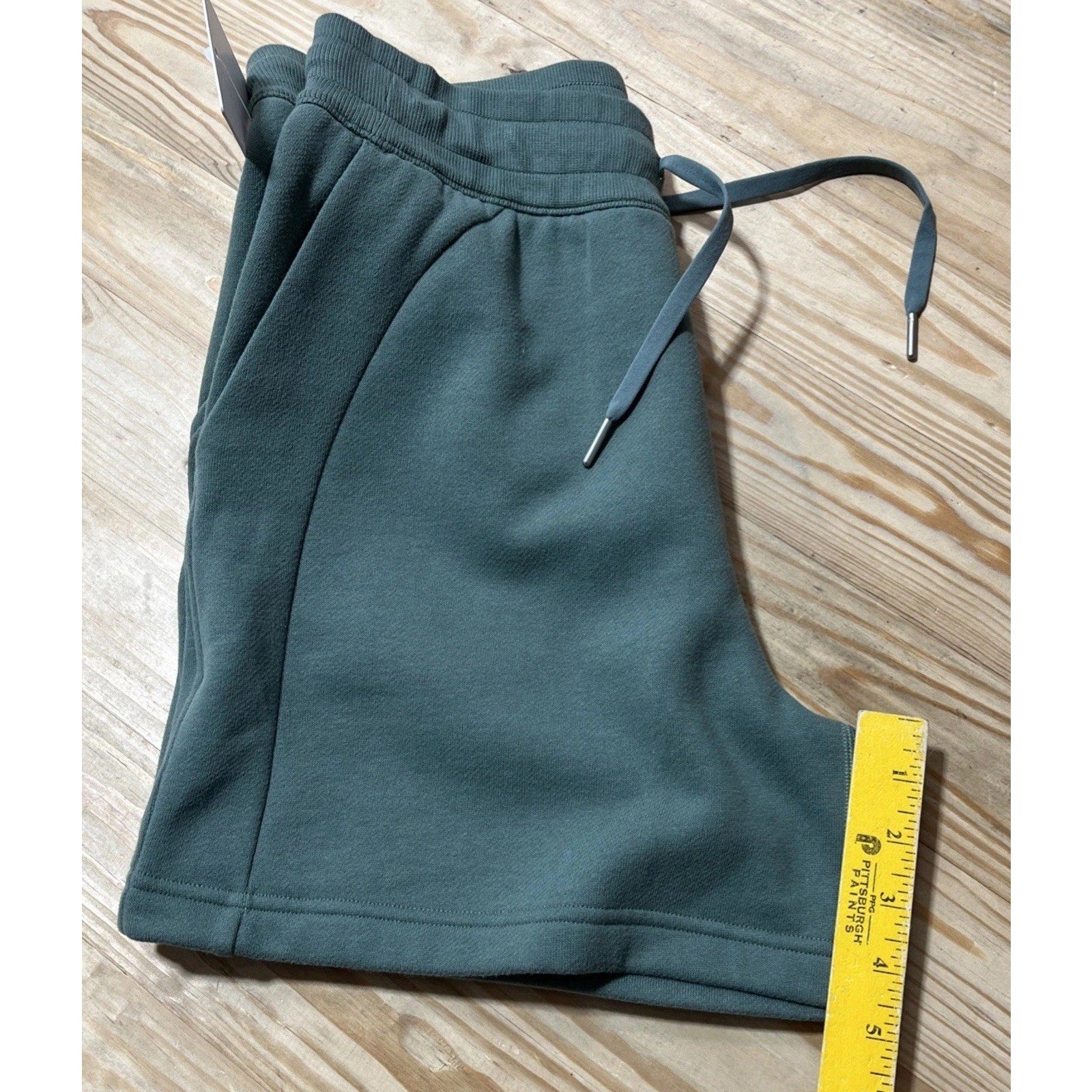 LULULEMON SCUBA HIGH-RISE SHORTS 5” in MEDIUM FORREST (MEFO) SZ 8 NWT