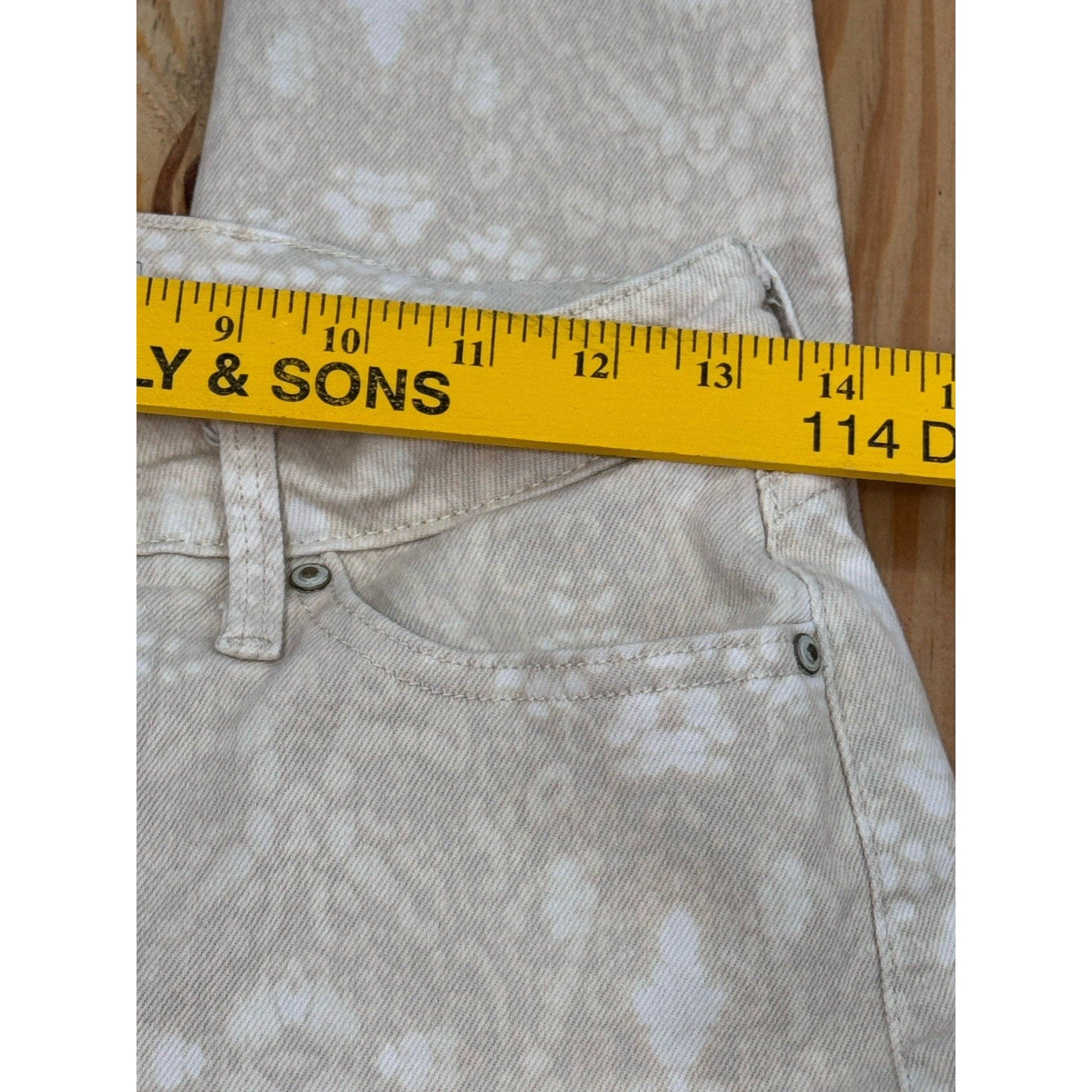 Levi's Size 6M Women’s Legging Jeans Inseam 28” Printed Cream and White