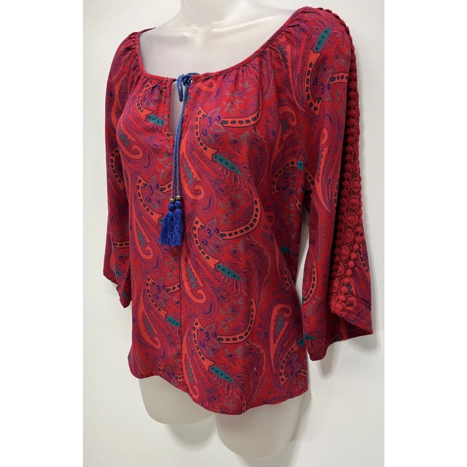 Umgee Women’s Size Medium Multicolor Crotchet Sleeve Tie Neck Paisley Blouse