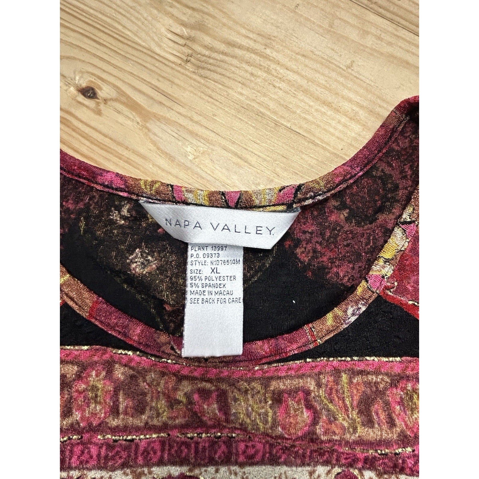 Napa Valley Womens Size XL Blk/Red Floral V-neck Stretch Top.