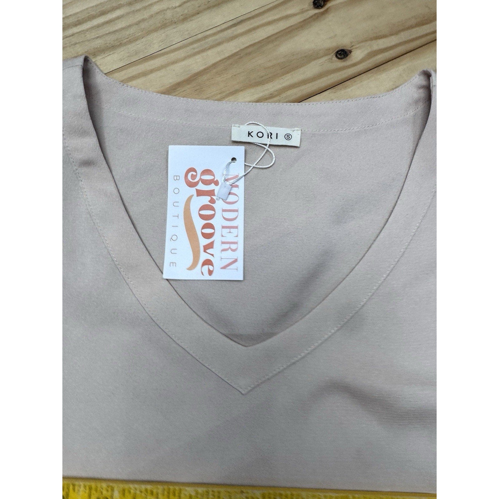 Kori Peach Short Sleeve V-neck T-Shirt Relaxed Fit Top Women’s Size S NWT