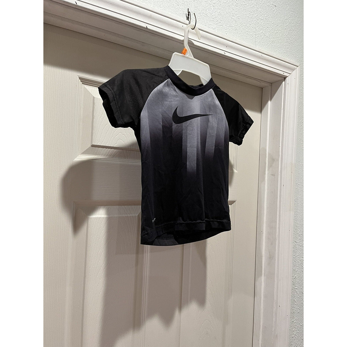 Nike Kids Black Gray Dri-Fit Tee Size Youth 4-5 / Small Swoosh Logo