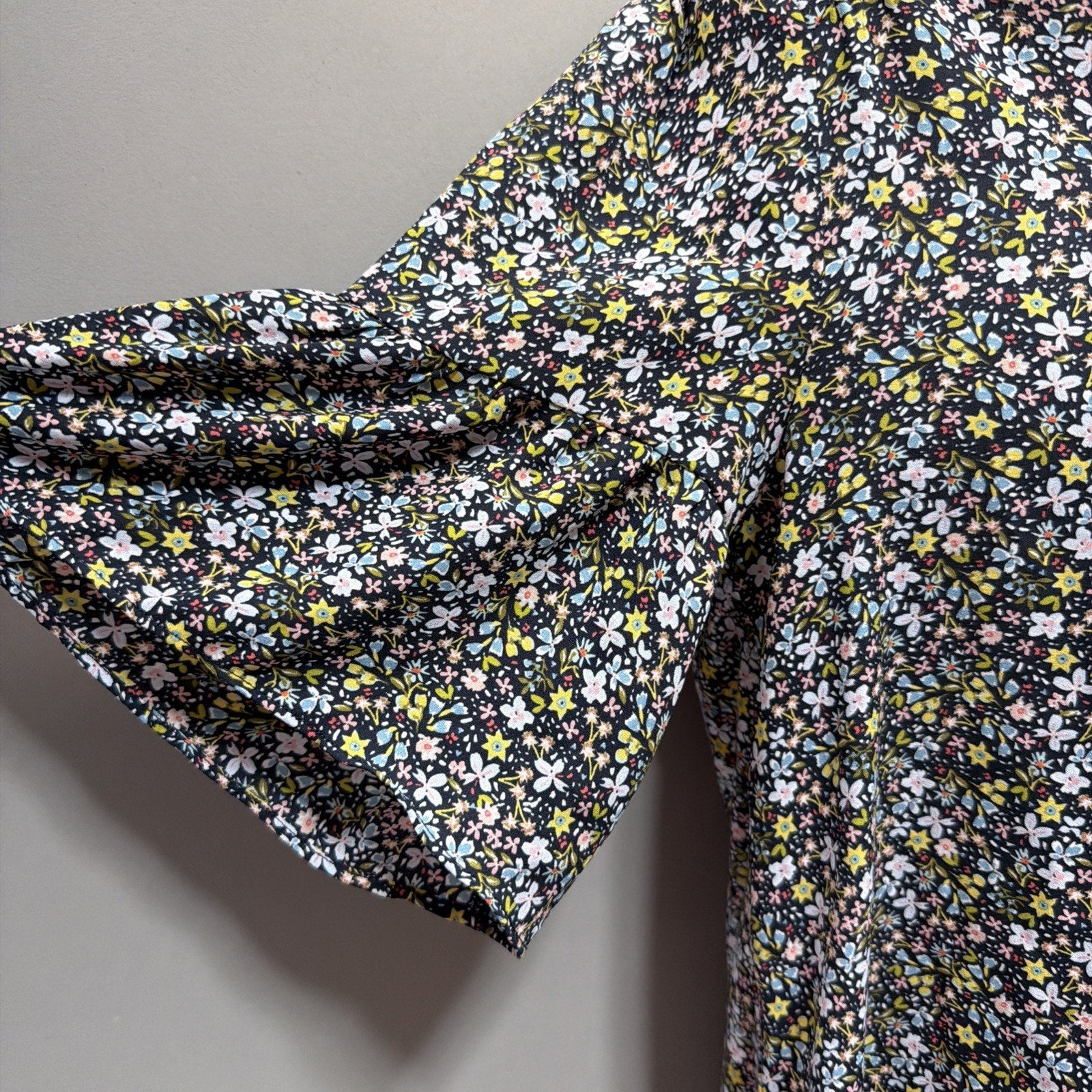 Womens M Loft Floral Print V-Neck Navy Blue Bell Sleeve Blouse Top