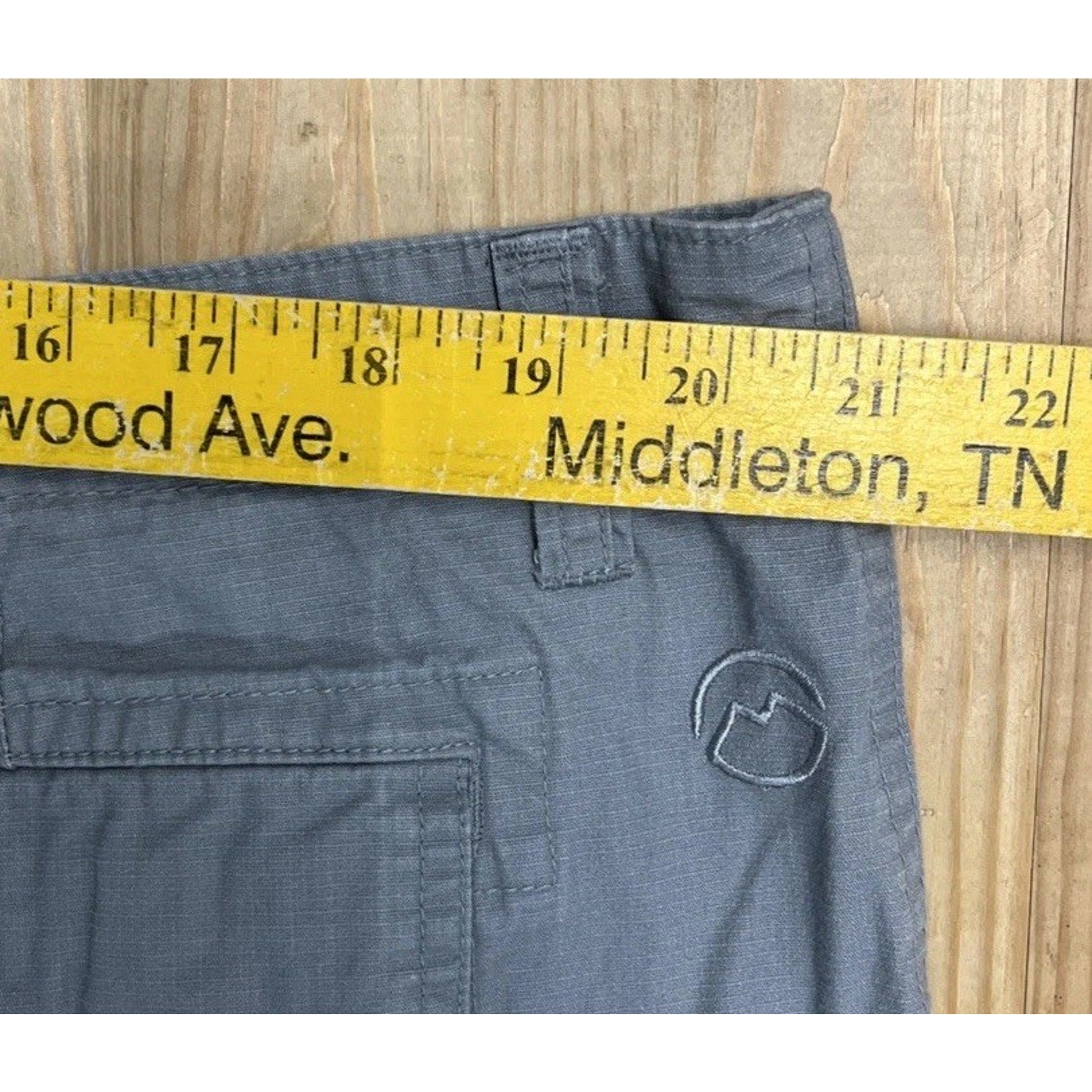 Magellan Sportswear Mens Relaxed Gray Cargo Shorts Size 40