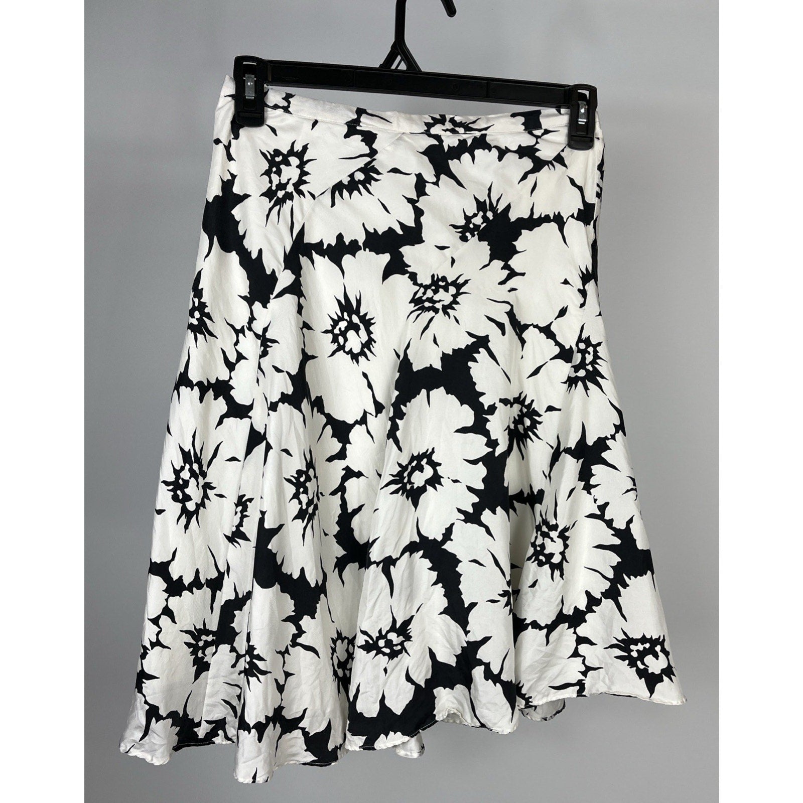White house black market womens skirt 4 black white floral 100% silk classic