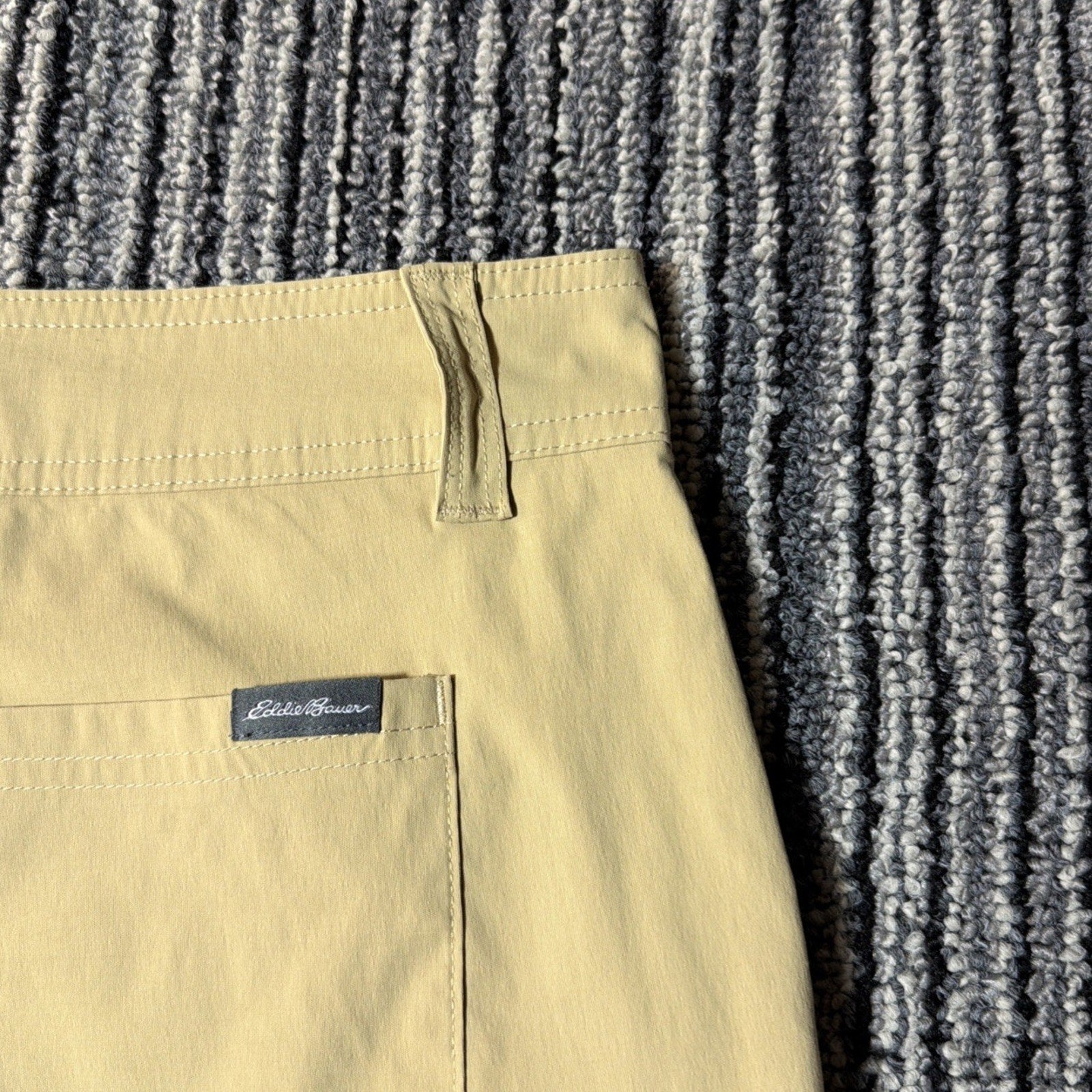 Eddie Bauer Women's Hiking Utility Cargo Pocket Shorts Khaki Stretch Sz 8 NWOT
