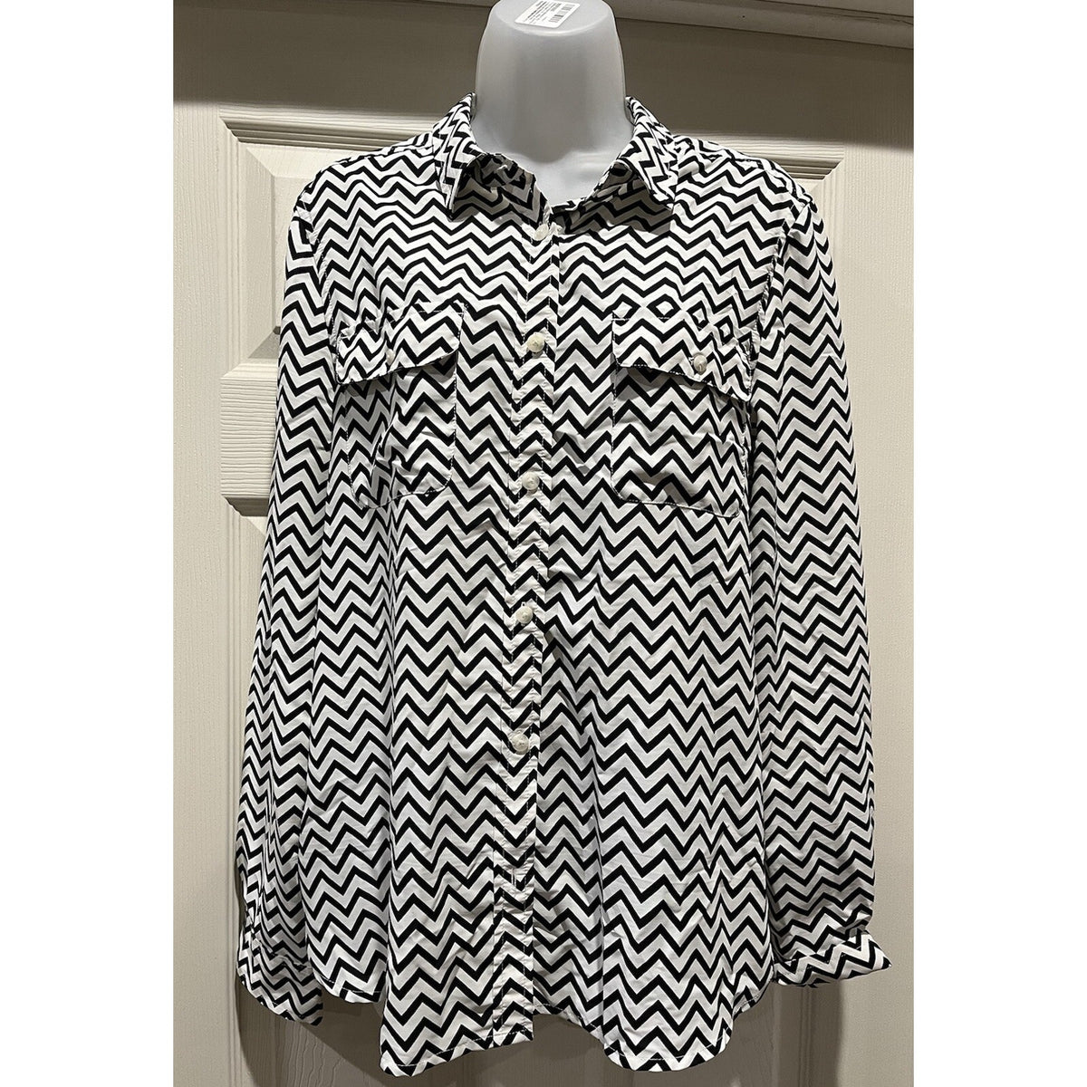 American Eagle Womens Black And White Chevron Buttondown Blouse Size L