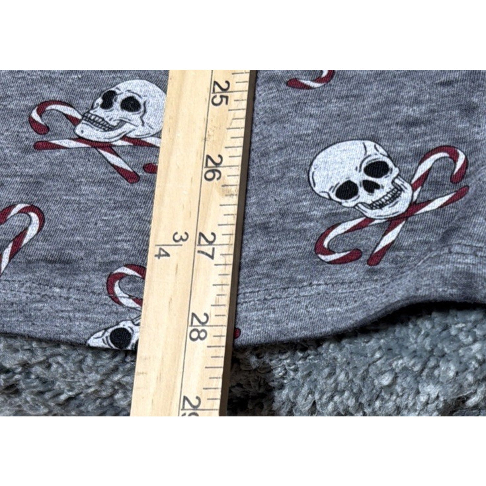 TORRID Classic Skull Candy Cane Short Sleeve T-Shirt Size 00 L Holiday