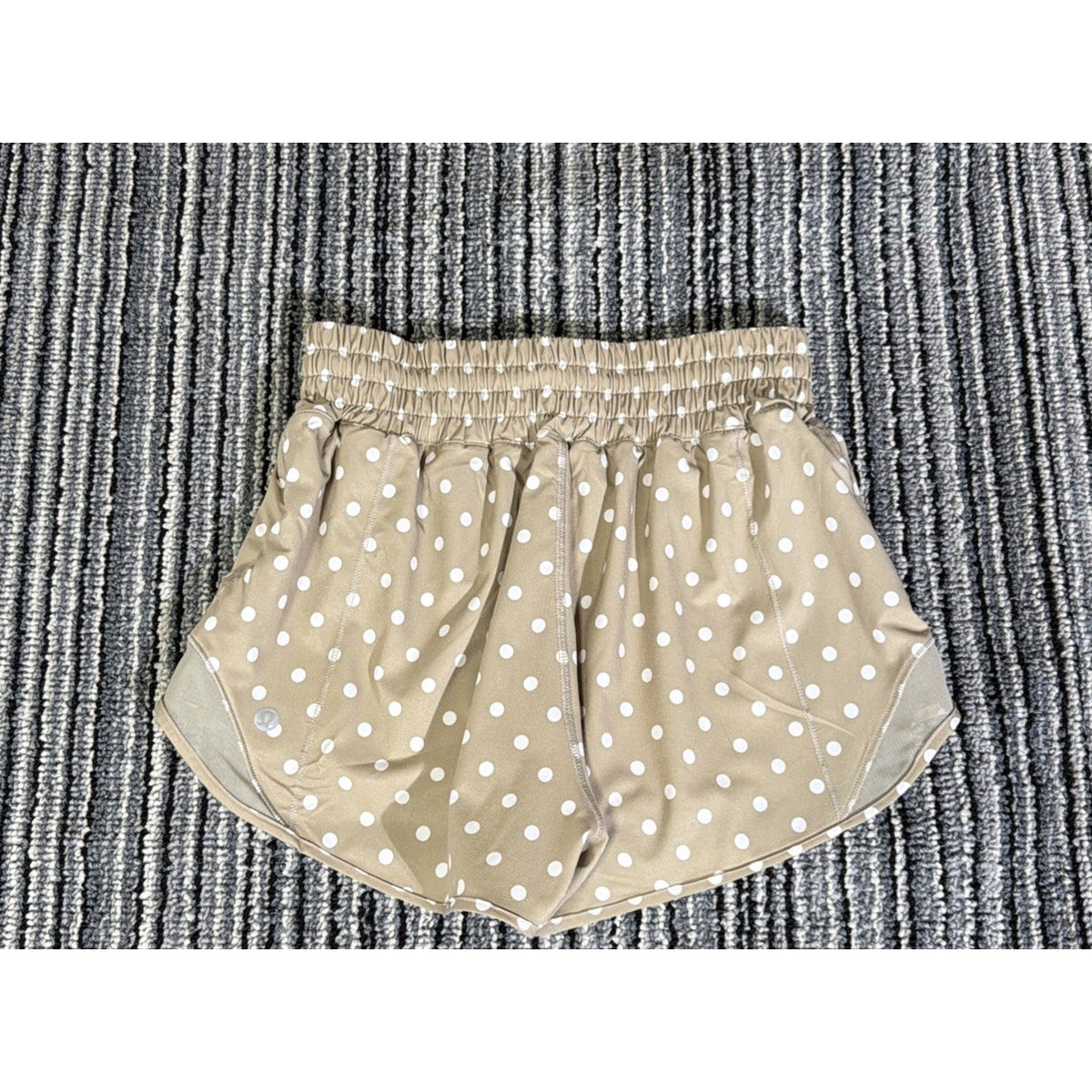 Lululemon Hotty Hot High-Rise Short 2.5" Simple Polka White Sheer Oak Size 4