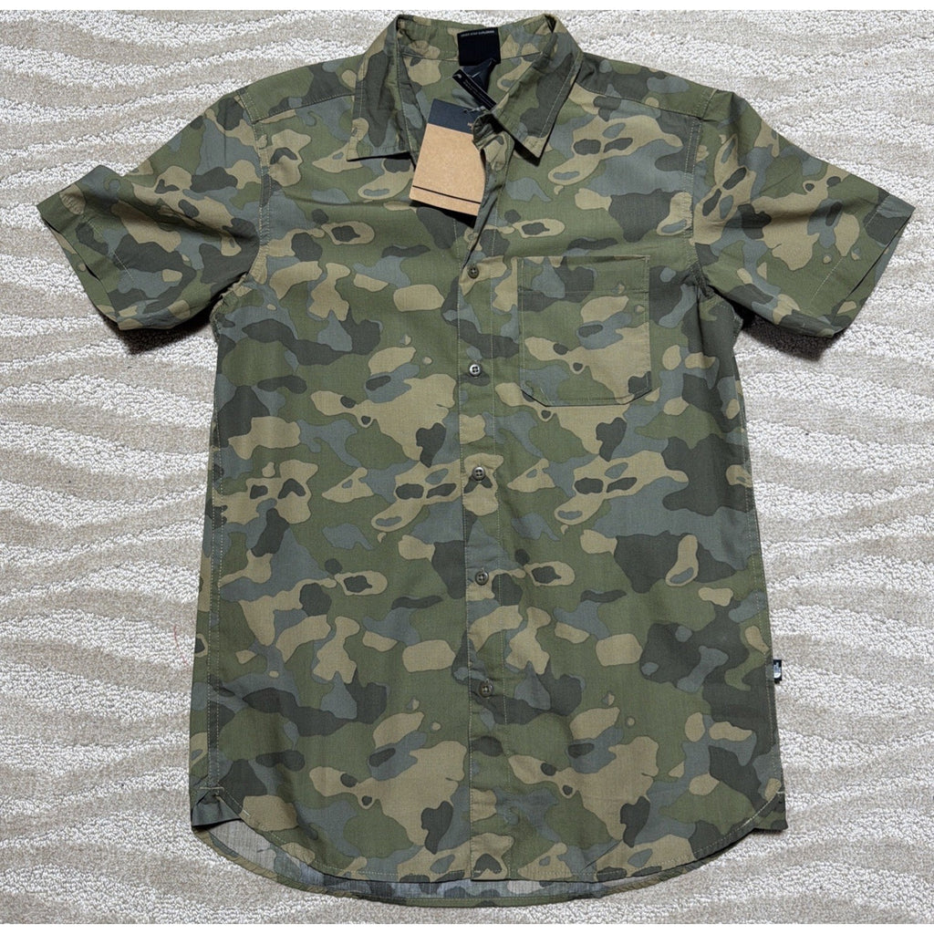 THE NORTH FACE BAY TRAIL WOODLAND CAMO SHORT SLEEVE BUTTON SHIRT Men Size S NWT