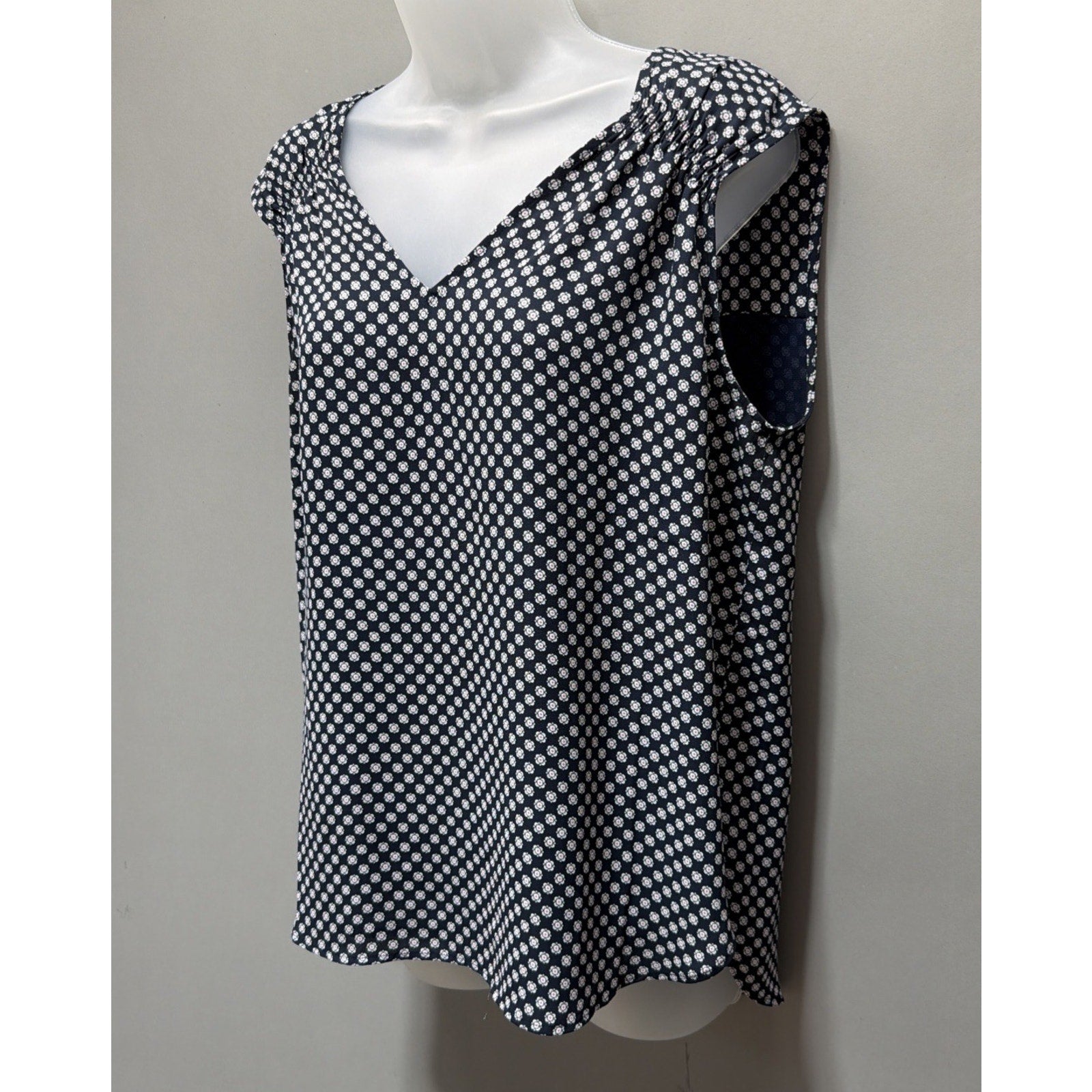 Ann Taylor Loft Women's M Elegant Sleeveless Navy Blue Floral Lined Top Blouse