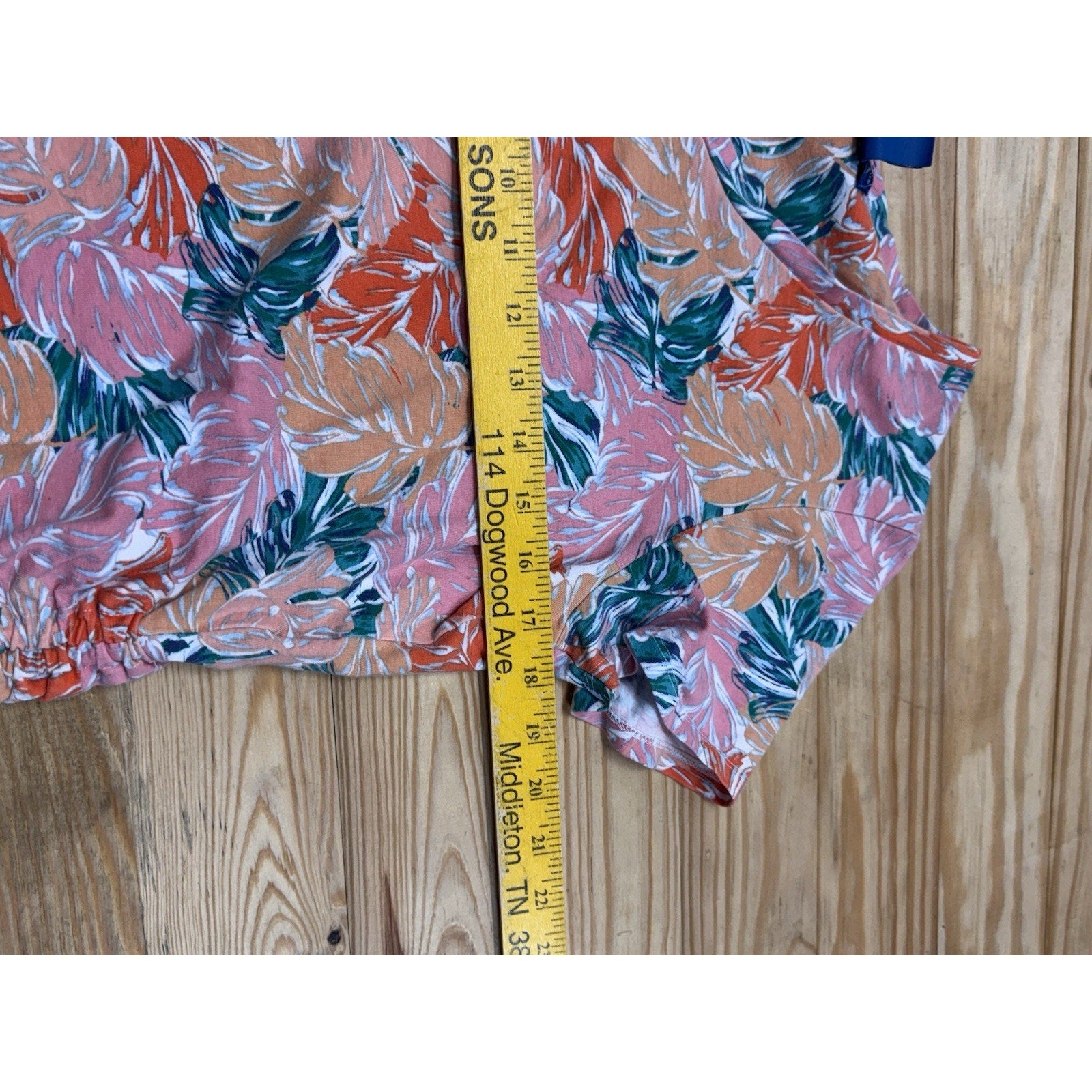 Caribbean Joe knit top size Medium short sleeve V neck Hawaiian floral pullover