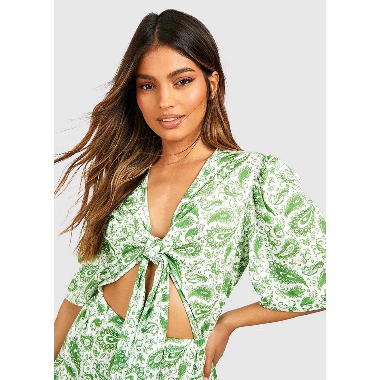 Boohoo Jumpsuit Green Paisley Green Shorts Dress Tied Front Women’s Size 12 NWT