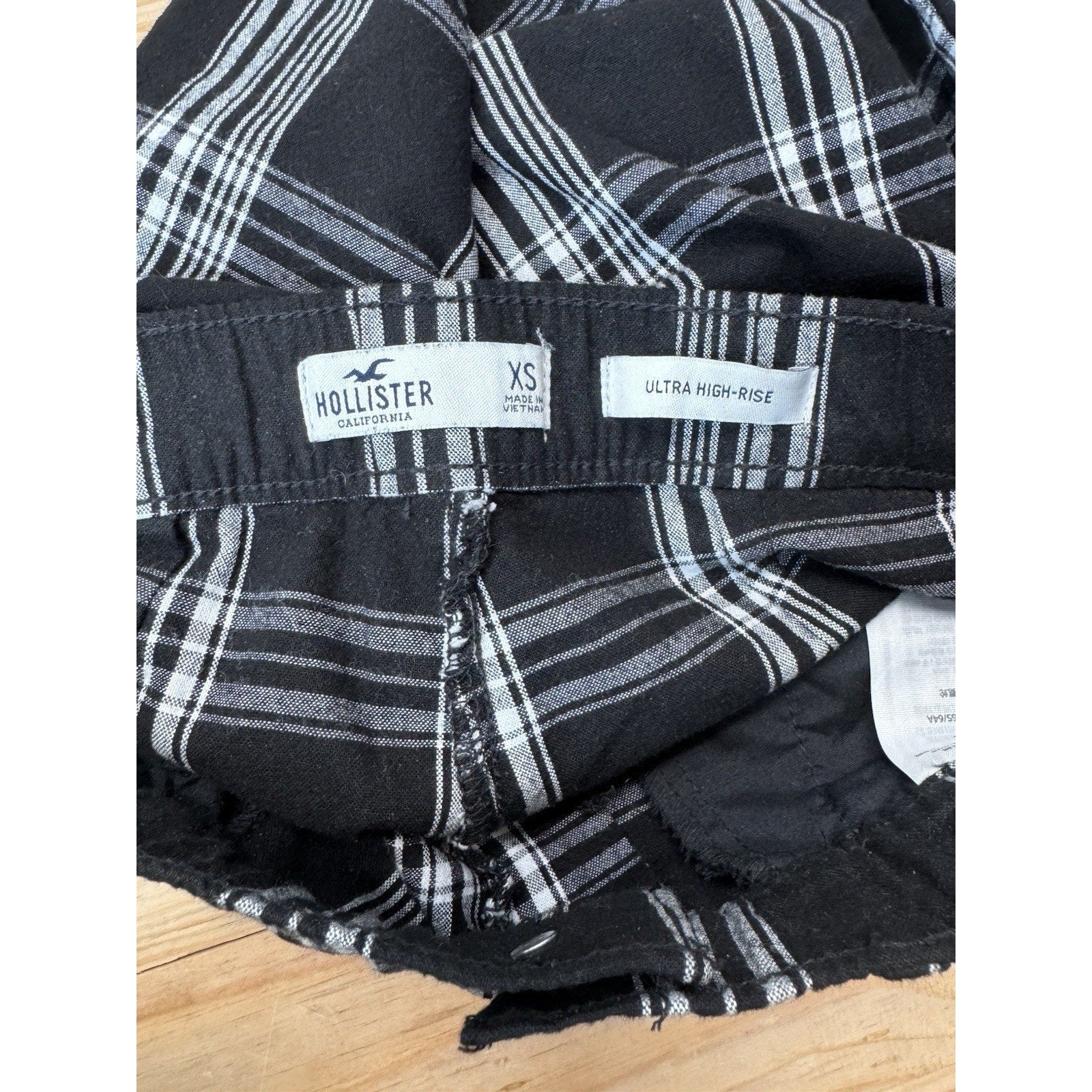 Hollister Ultra High Rise Black And White Plaid Stretch Pants Junior’s Size XS