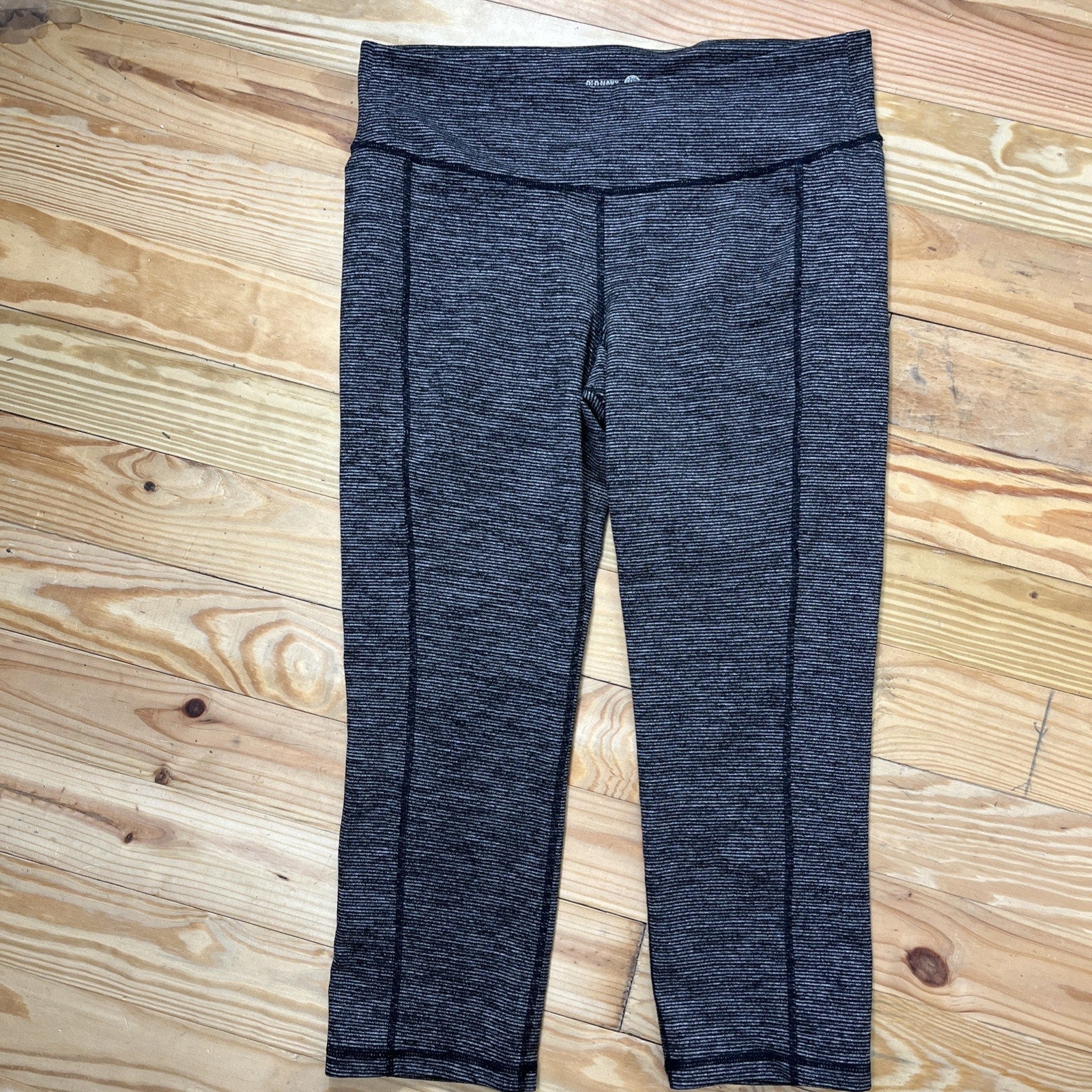 Old Navy Active XL Women's Legging Crop Pant. Gray / Black Space Dye Stripe.