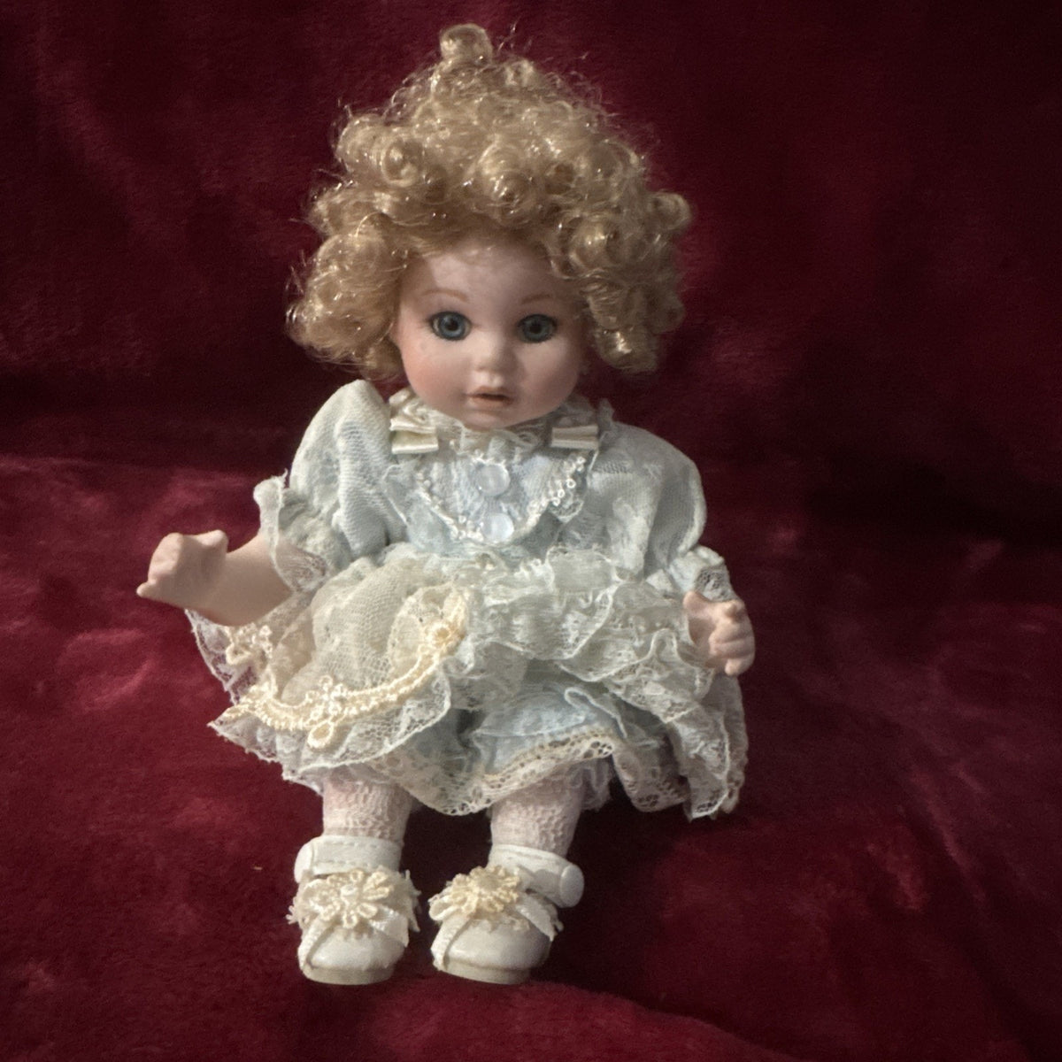 2003 Marie Osmond Tiny Tots Collection SUZANNE 7" Sitting Porcelain Doll