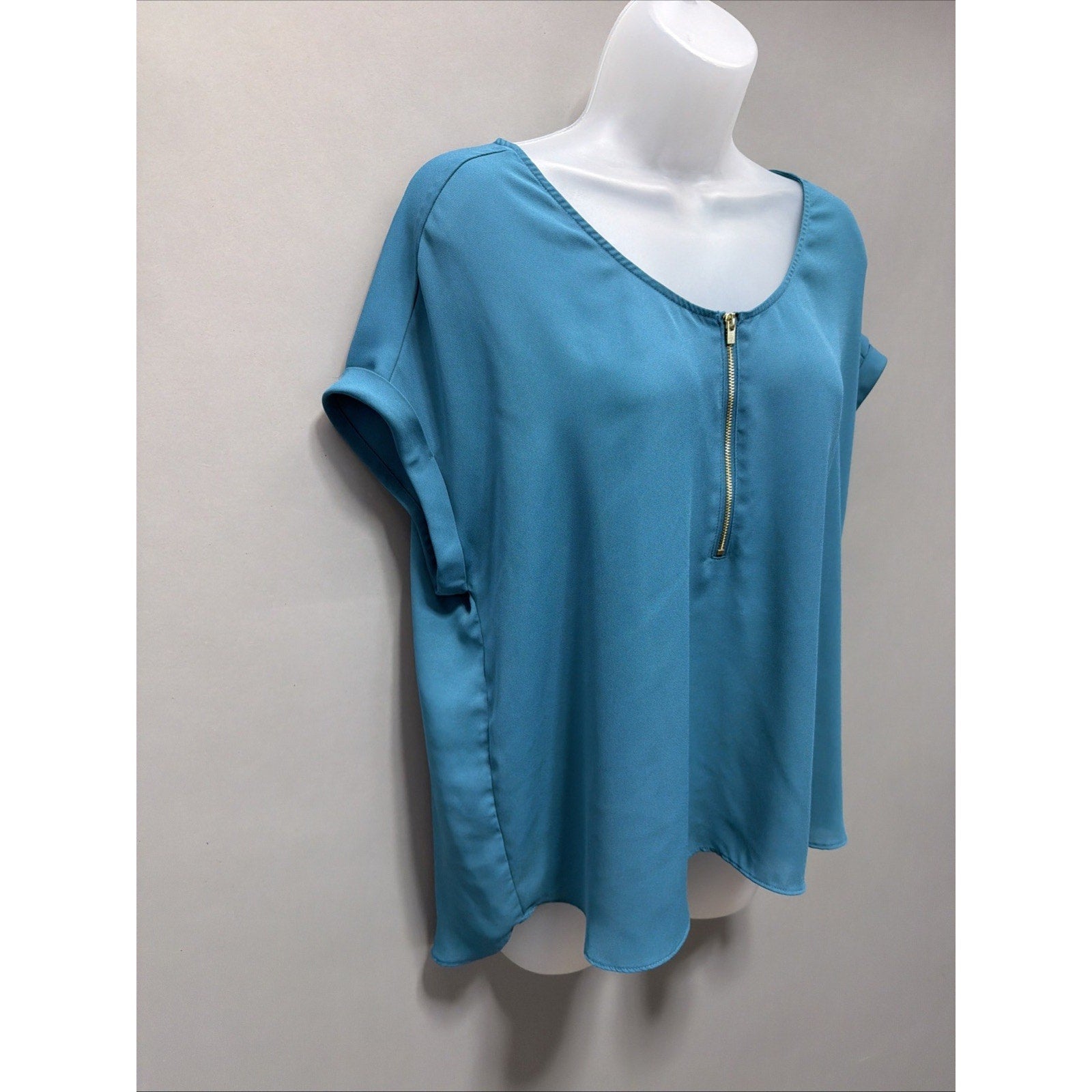 Bold Elements Cut To Curve Women’s Blue Shiffon Short Sleeve Shirt Gold Zip L
