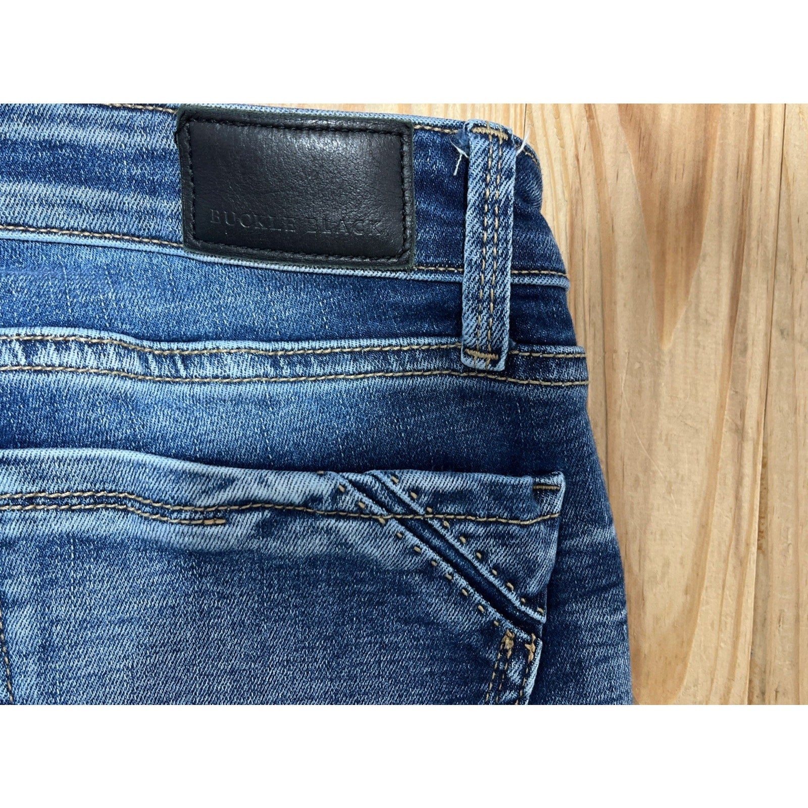 Buckle Black Women's Sz 26x34 Fit No. 53 Straight Leg Blue Denim Jeans Stretch