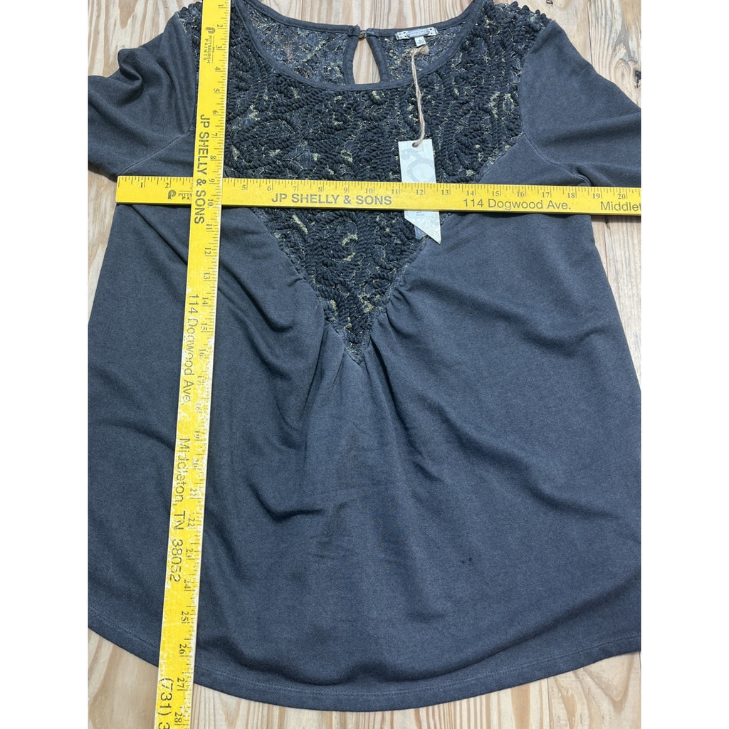 NWT GIMMICKS BKE THE BUCKLE CHARCOAL GRAY 3/4 SLEEVE LACE INSERT KEYHOLE TOP L