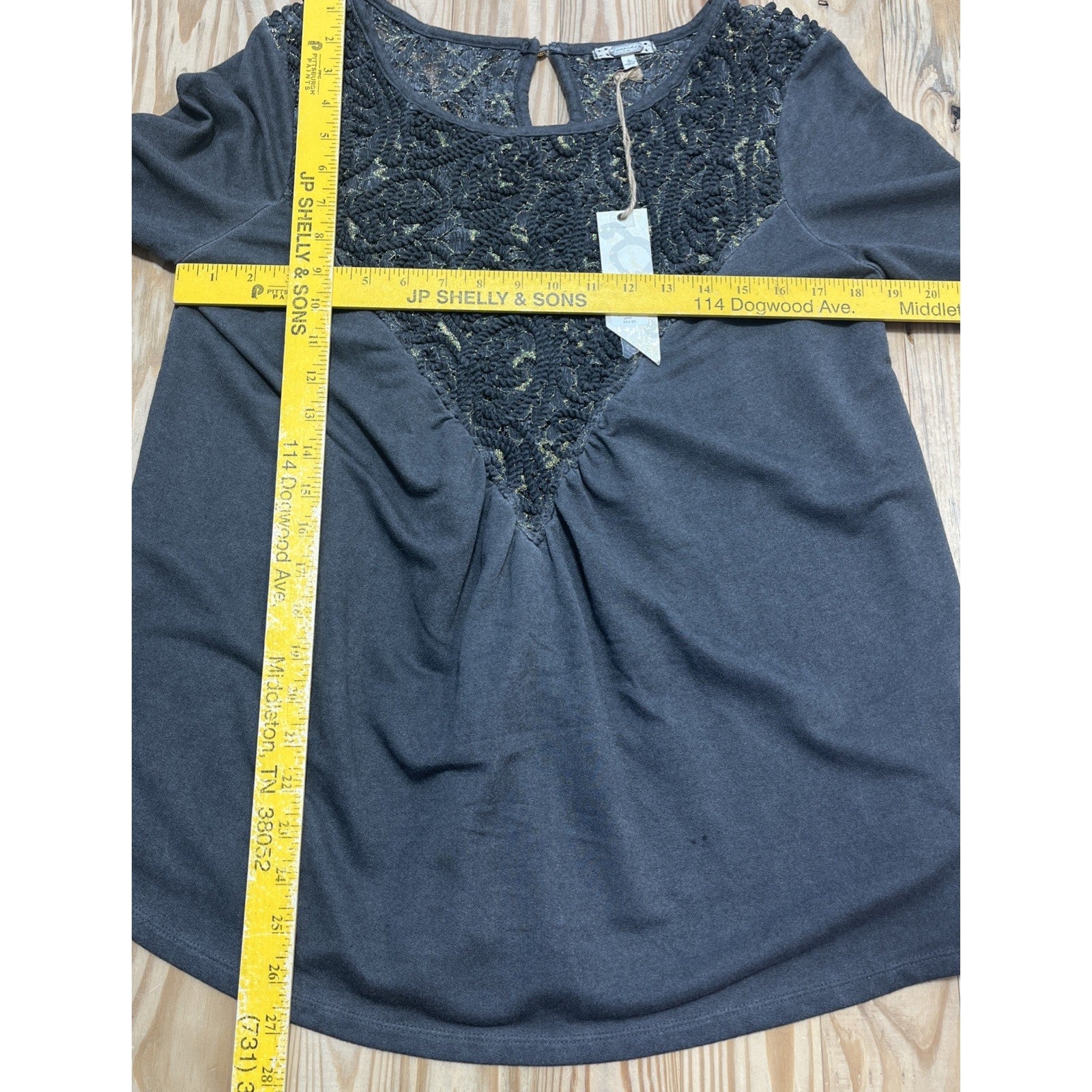 NWT GIMMICKS BKE THE BUCKLE CHARCOAL GRAY 3/4 SLEEVE LACE INSERT KEYHOLE TOP L