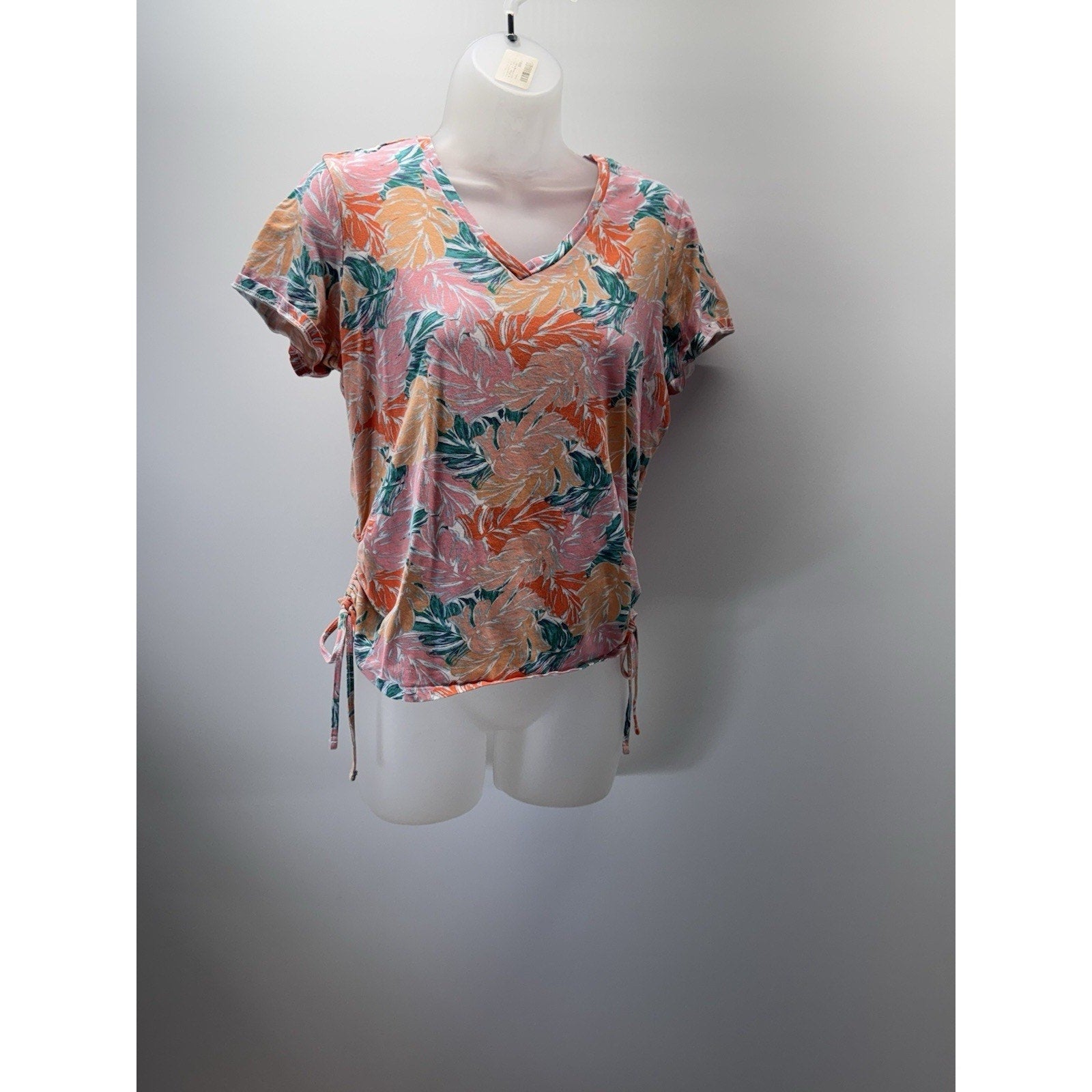 Caribbean Joe knit top size Medium short sleeve V neck Hawaiian floral pullover