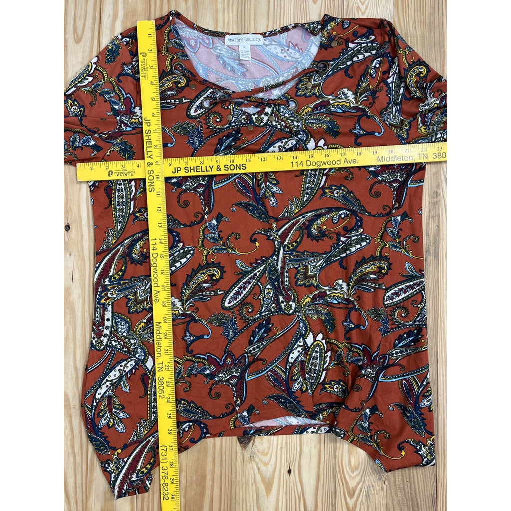 NY Laundry cooper 3/4 sleeve tee. Paisley print w/Cris cross & metal details XL