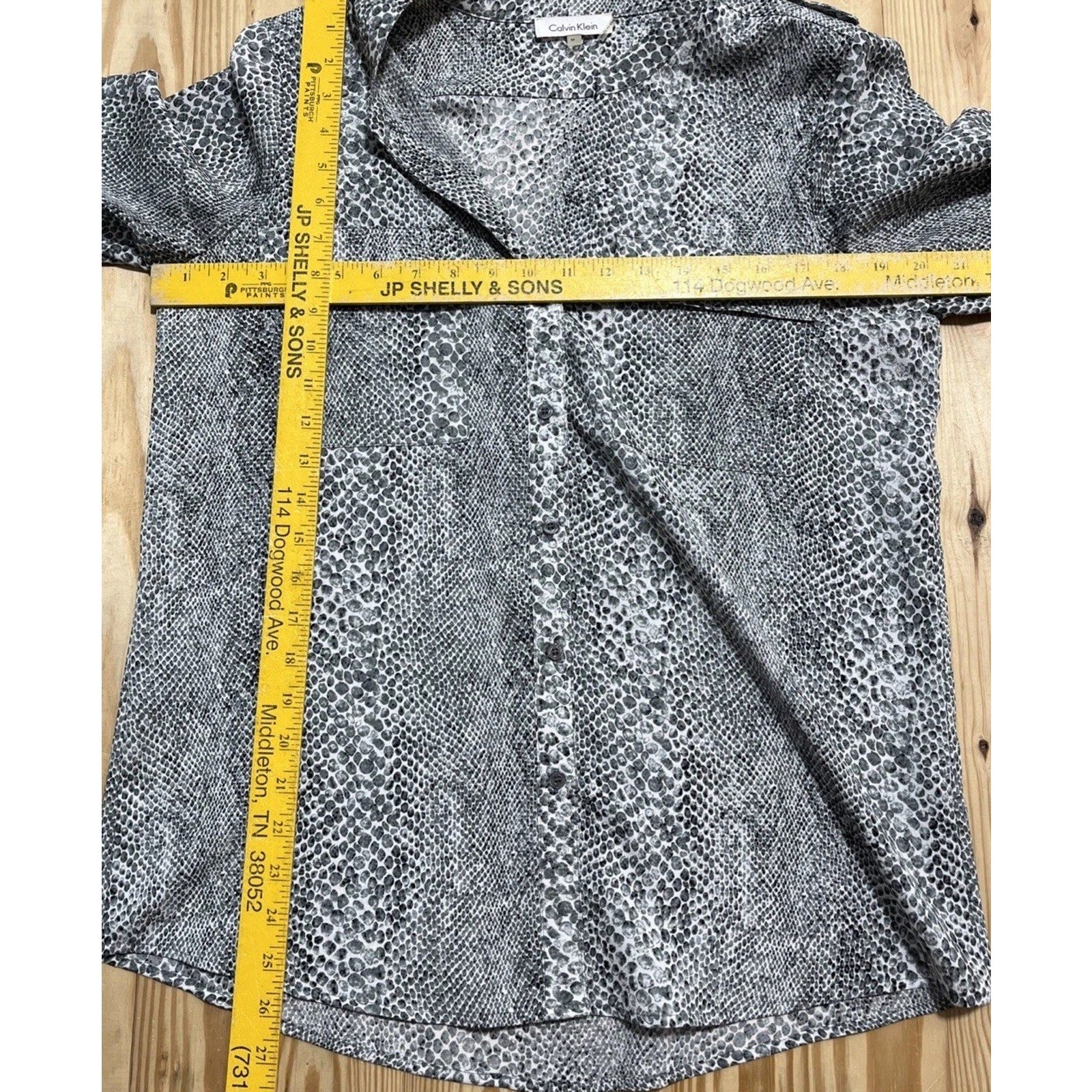 CALVIN KLEIN, WOMENS LS BUTTON DOWN, ANIMAL SKIN PRINT TOP Medium BLACK WHITE
