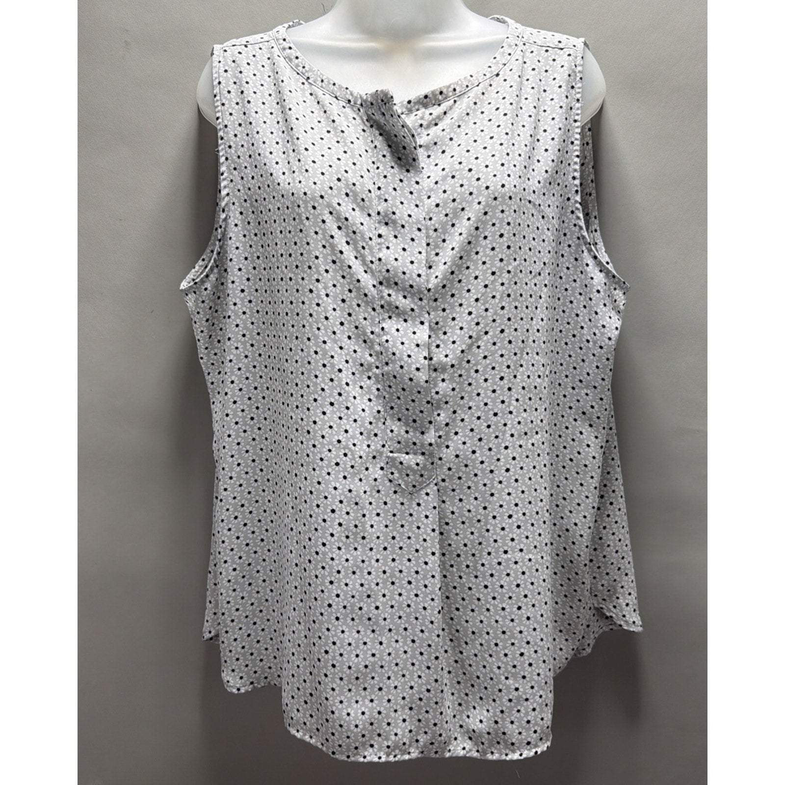 Loft Top Womens XL sleeveless partial button down Black White And Grey Floral