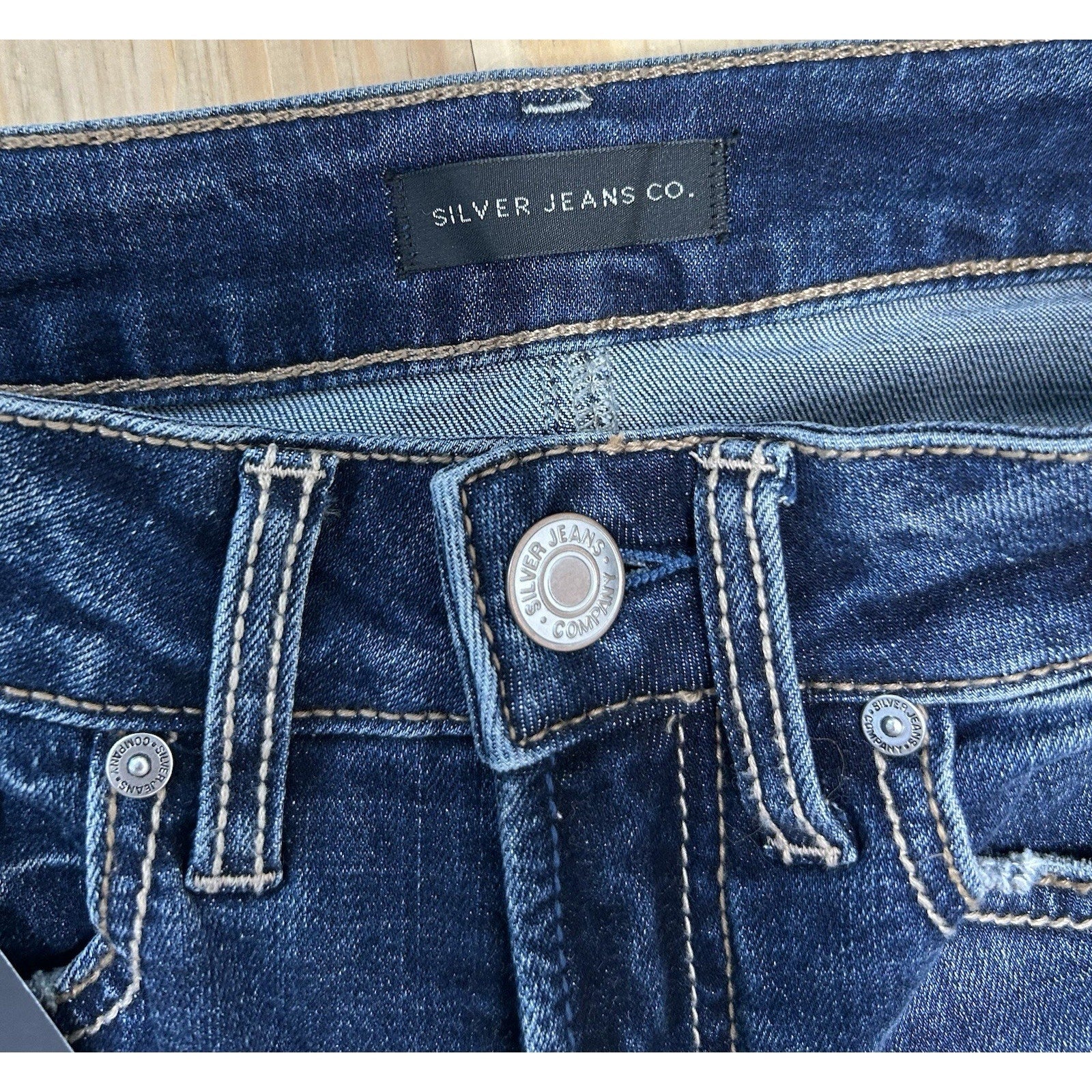 Silver Jeans Suki Mid Rise Straight Leg Jeans Medium Wash size 24x27 New W Tags.