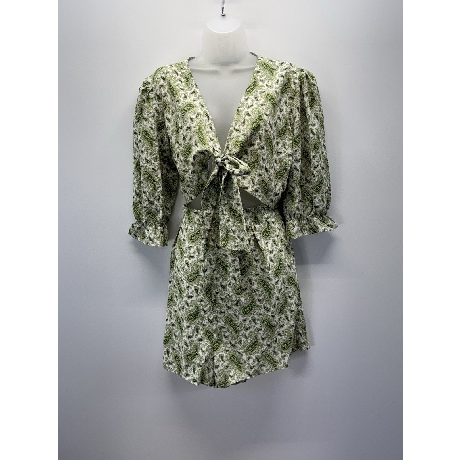 Boohoo Jumpsuit Green Paisley Green Shorts Dress Tied Front Women’s Size 12 NWT