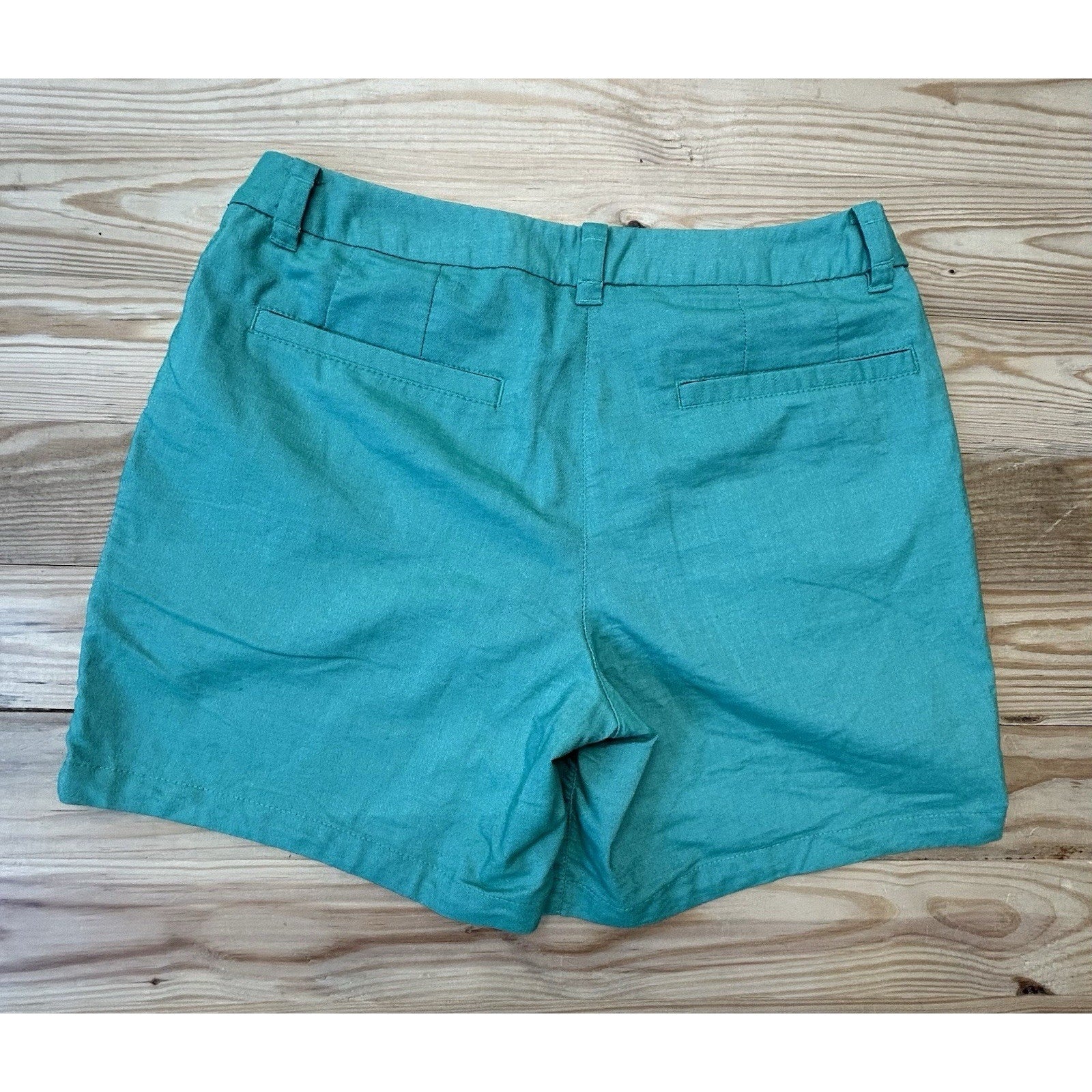 Nike Golf Shorts Women’s 2 DRI-FIT Green W Clasp And Button Waist Swoosh Pocket.